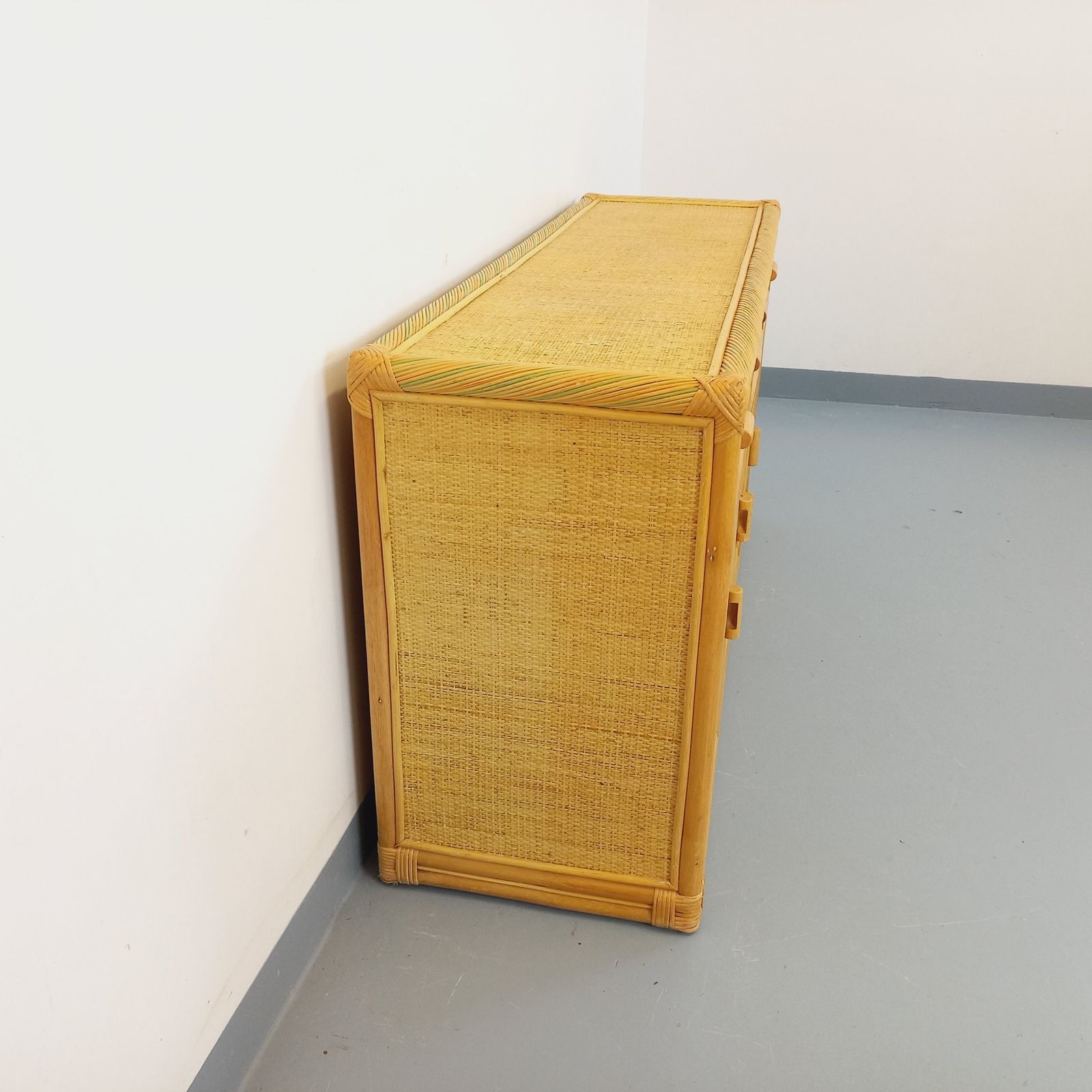 photo for sale Opbergkast van rotan en gevlochten rotan