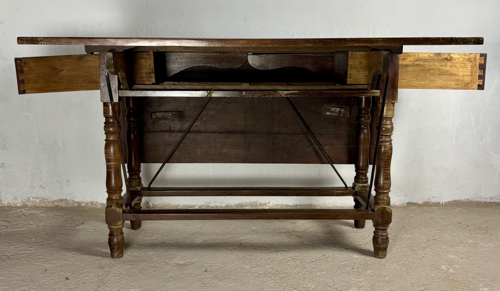 Spaanse houten klaptafel, begin 20e eeuw photo vintage