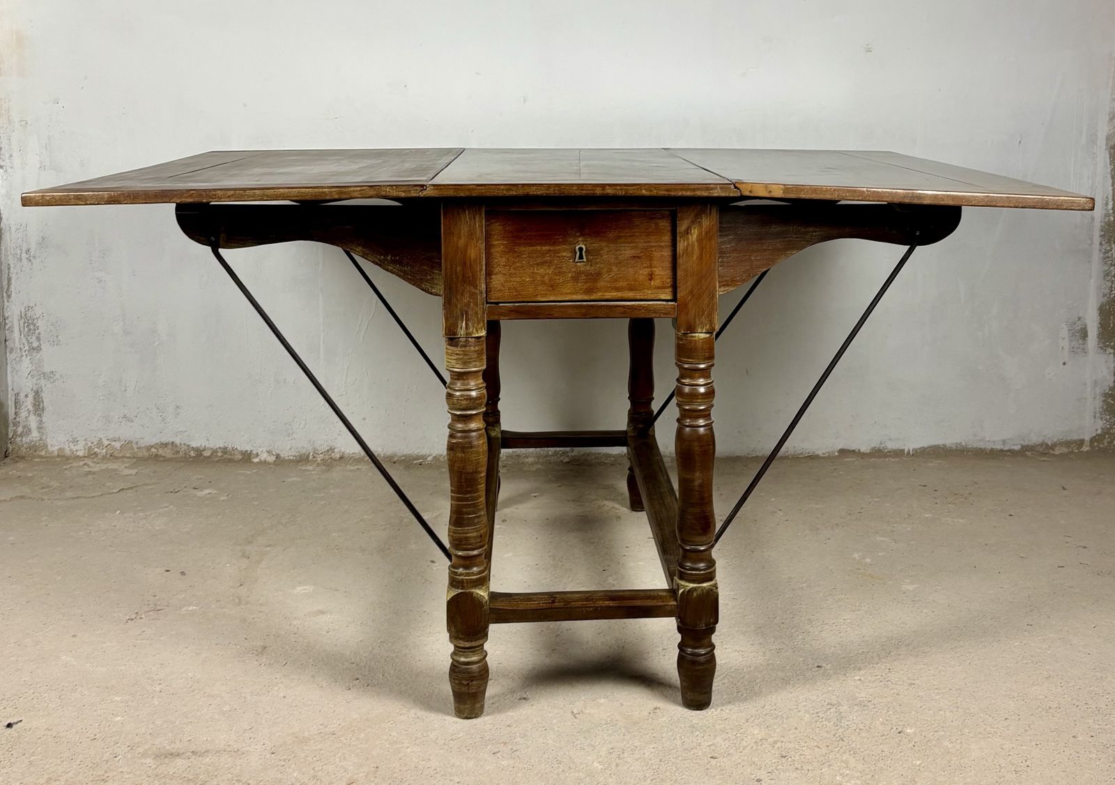 photo furniture Spaanse houten klaptafel, begin 20e eeuw