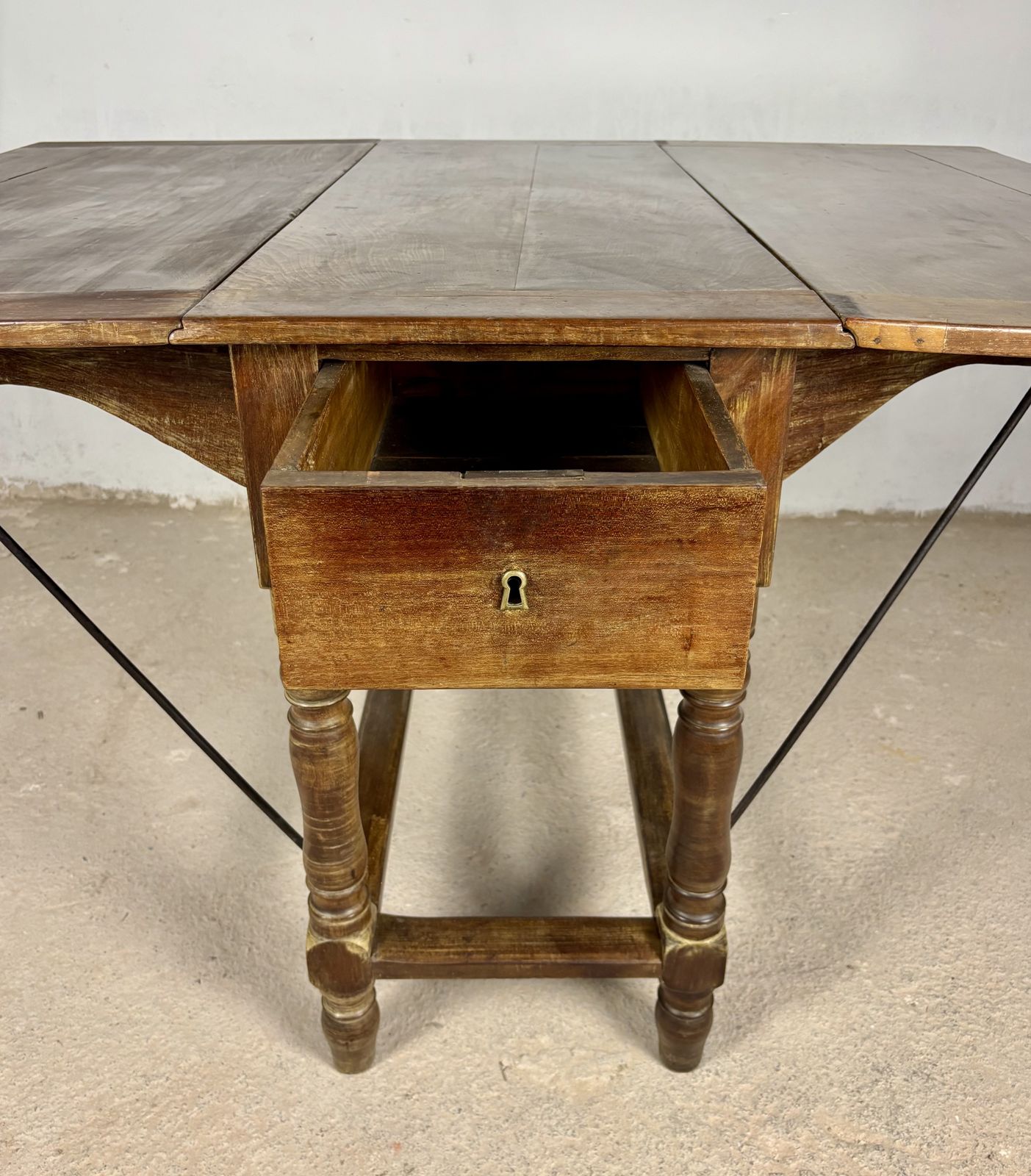 photo for sale Spaanse houten klaptafel, begin 20e eeuw
