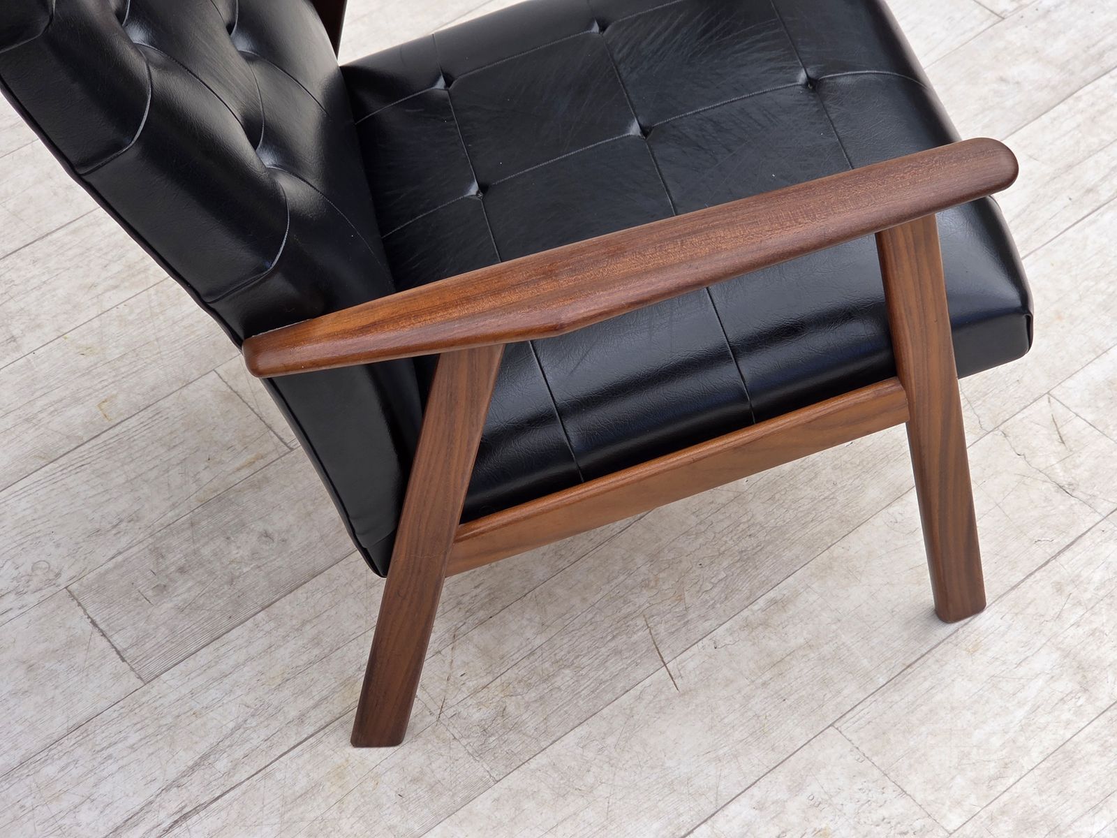 Ca. jaren 1970, Deense fauteuil, zwart kunstleer, teakhout. photo buy