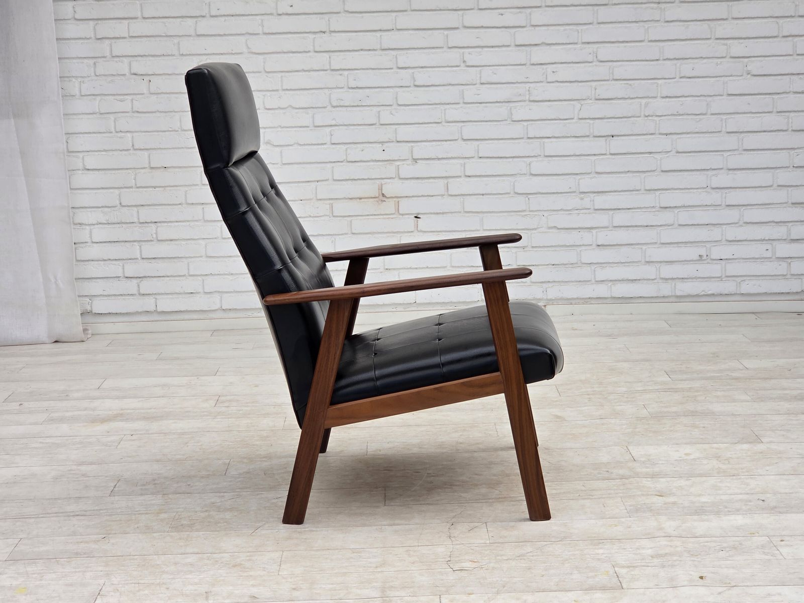 Meubels Ca. jaren 1970, Deense fauteuil, zwart kunstleer, teakhout. photo