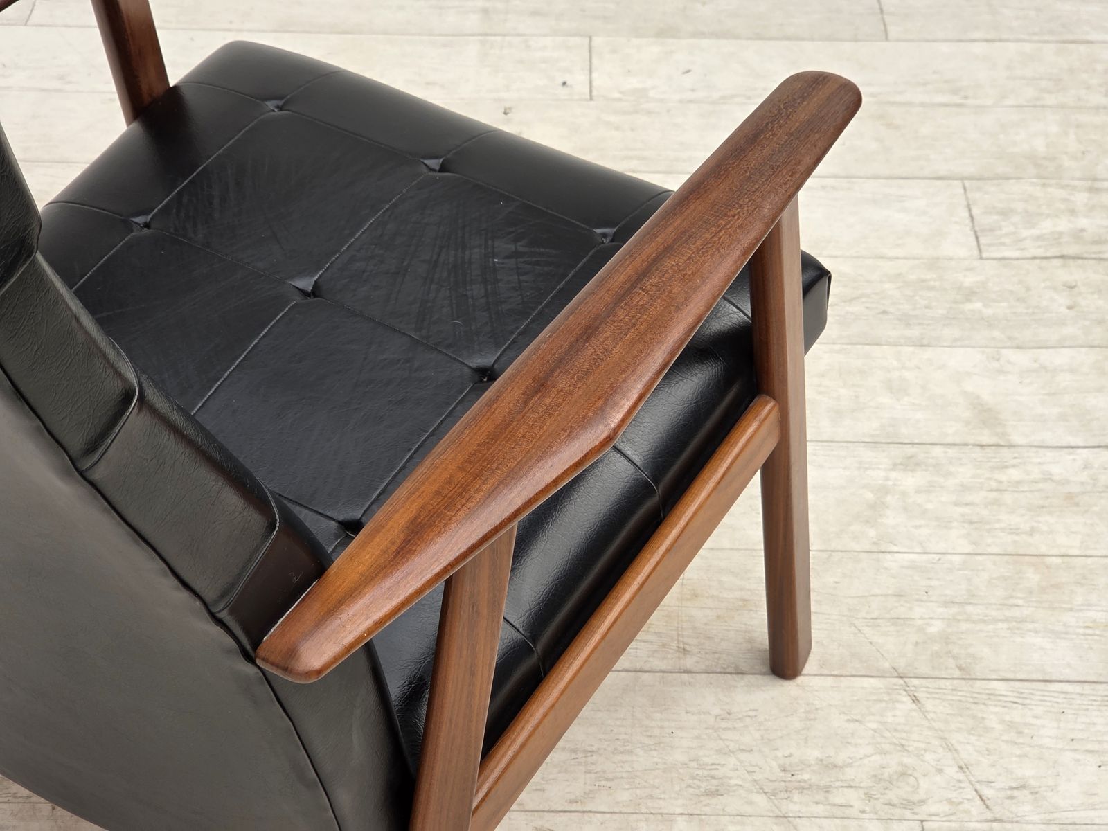 1050.0 Ca. jaren 1970, Deense fauteuil, zwart kunstleer, teakhout. photo