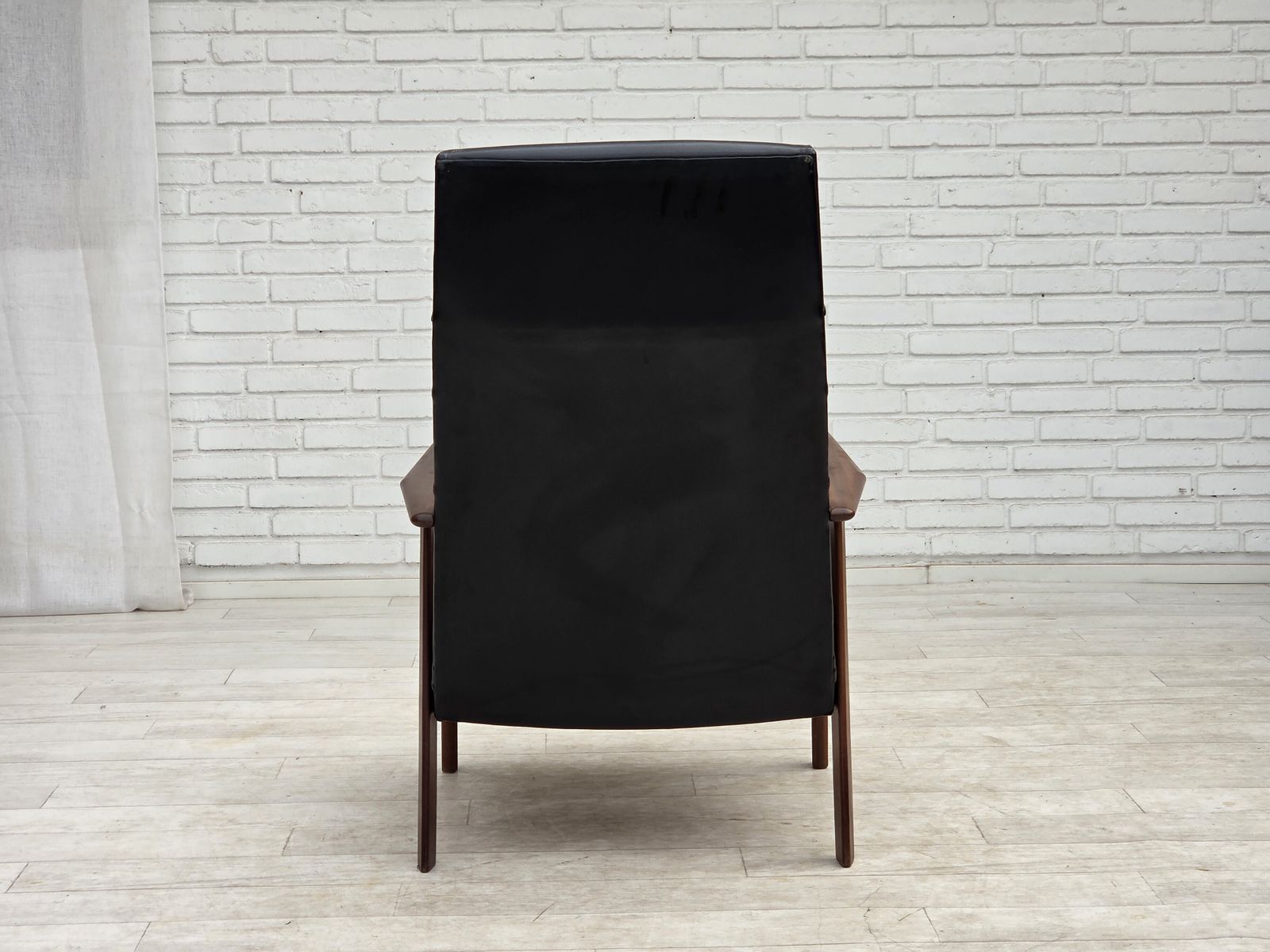 photo buy Ca. jaren 1970, Deense fauteuil, zwart kunstleer, teakhout.