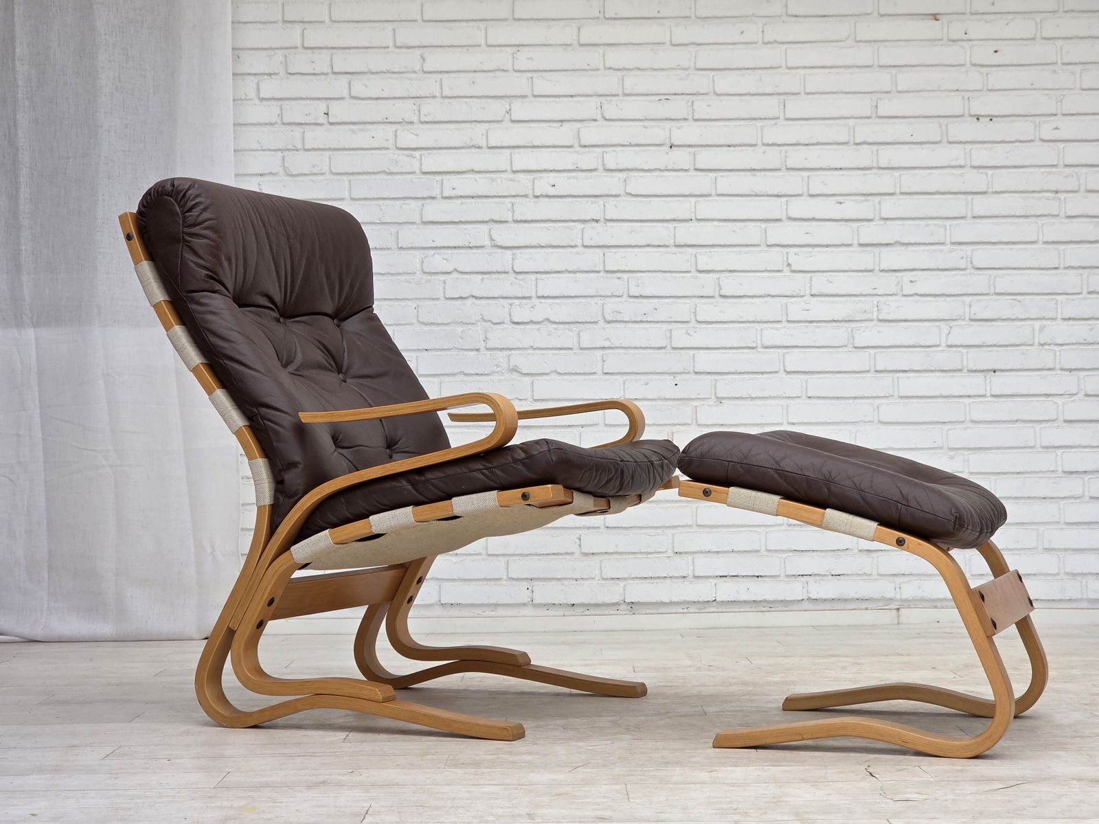 Ca. jaren 1970, Noors design van Elsa & Nordahl Solheim, set van stoel met voetenbank. photo for sale