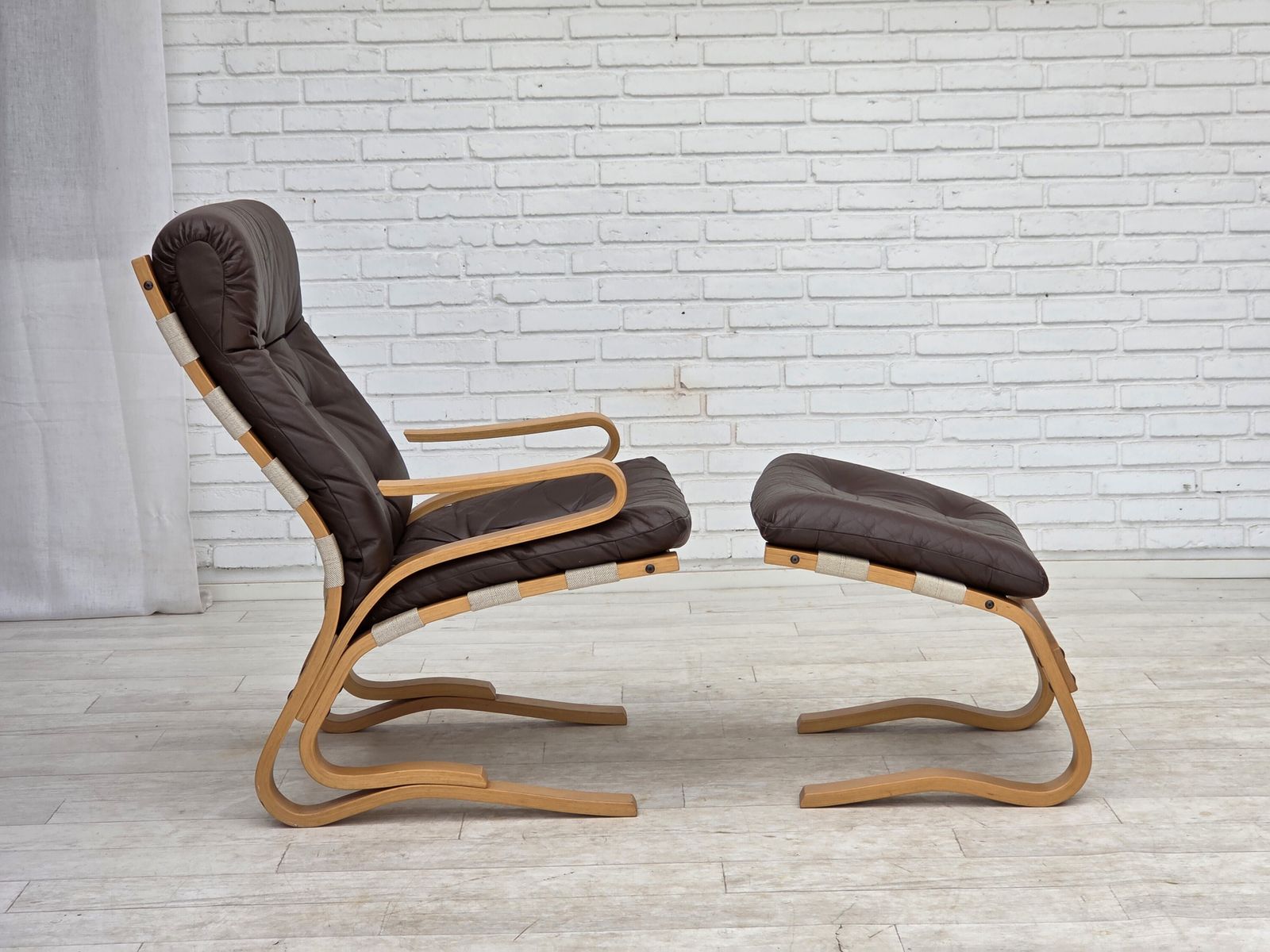 photo for sale Ca. jaren 1970, Noors design van Elsa & Nordahl Solheim, set van stoel met voetenbank.