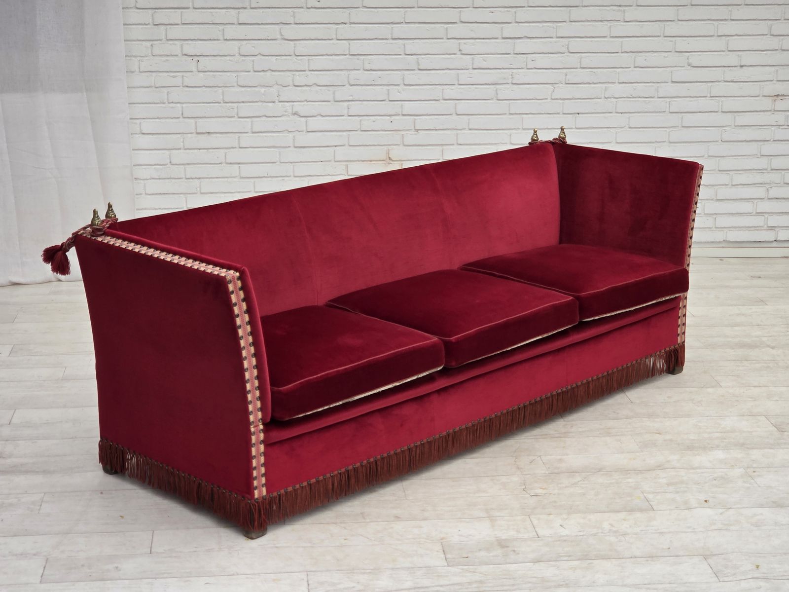 Jaren 1970, Deense 3-zits "Spanish" sofa met neervallende armleuningen, rood meubelvelours. photo furniture
