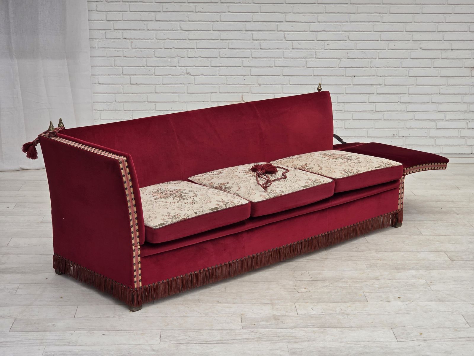 Jaren 1970, Deense 3-zits "Spanish" sofa met neervallende armleuningen, rood meubelvelours. photo Meubels