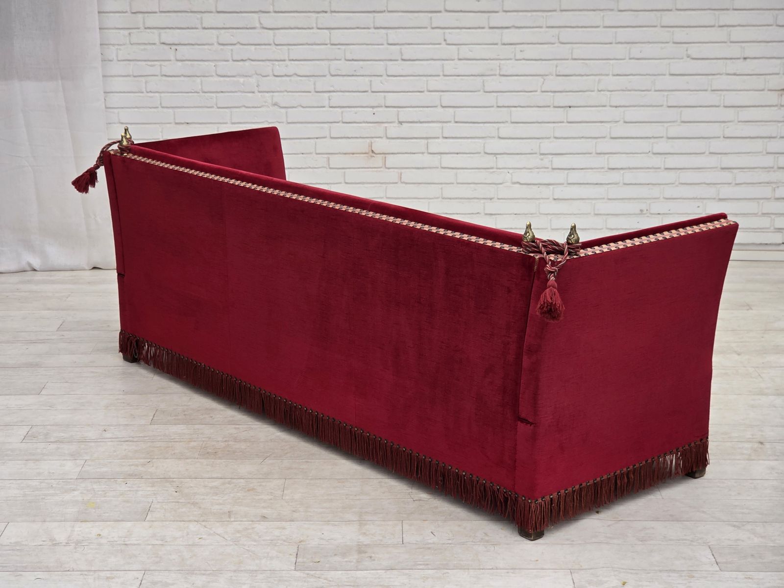 photo furniture Jaren 1970, Deense 3-zits "Spanish" sofa met neervallende armleuningen, rood meubelvelours.