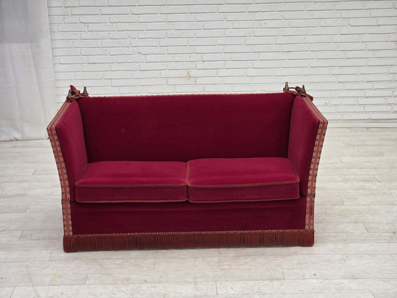 Deens 2-zits "Spanish" sofa met neervallende armleuningen, jaren 1970, rode meubelvelours. photo furniture