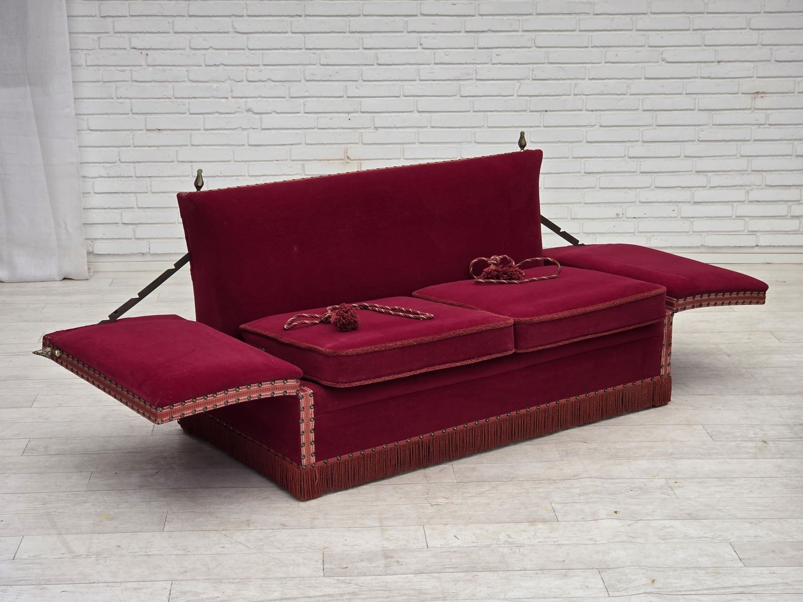 Deens 2-zits "Spanish" sofa met neervallende armleuningen, jaren 1970, rode meubelvelours. photo buy