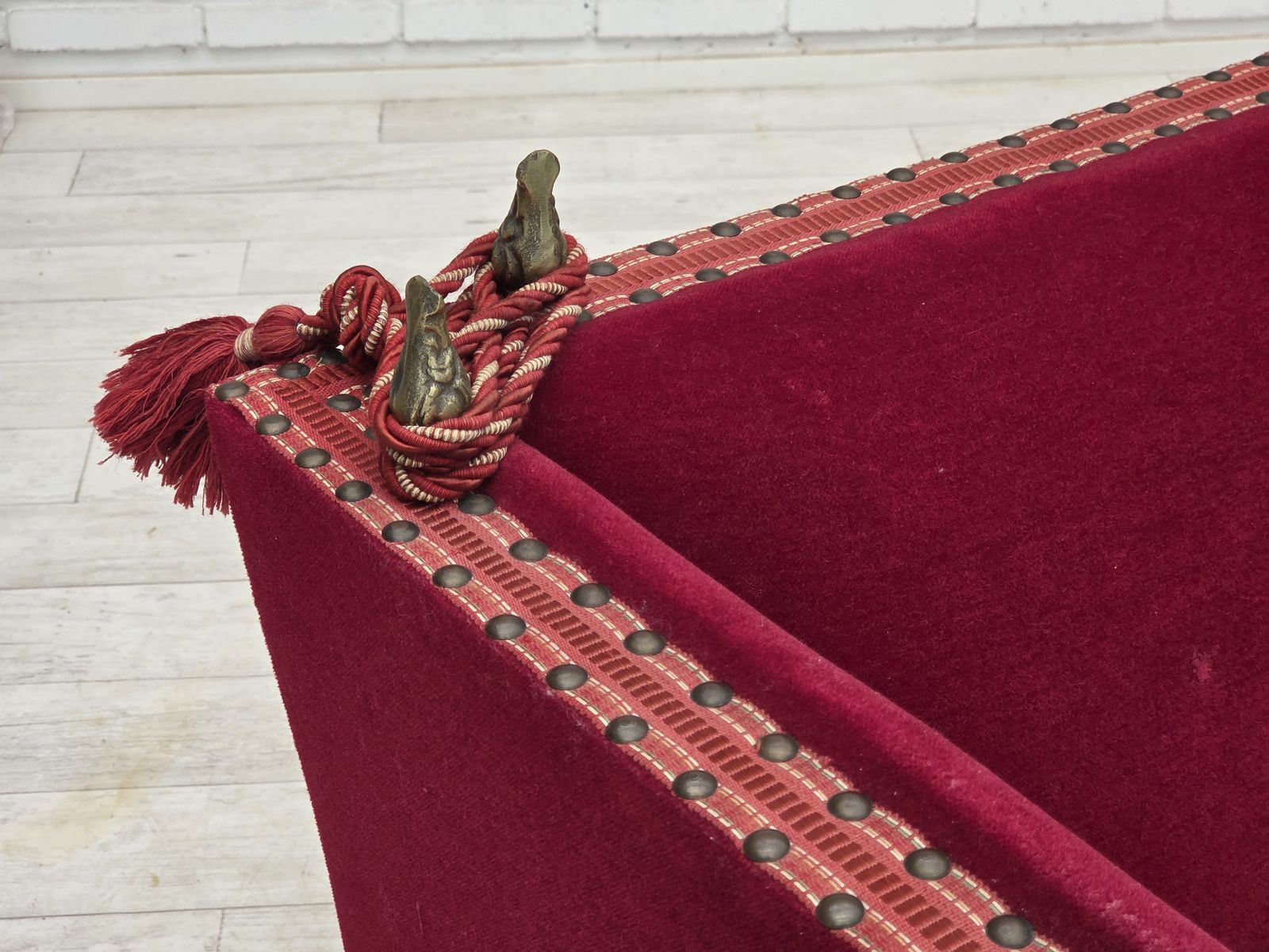 photo for sale Deens 2-zits "Spanish" sofa met neervallende armleuningen, jaren 1970, rode meubelvelours.