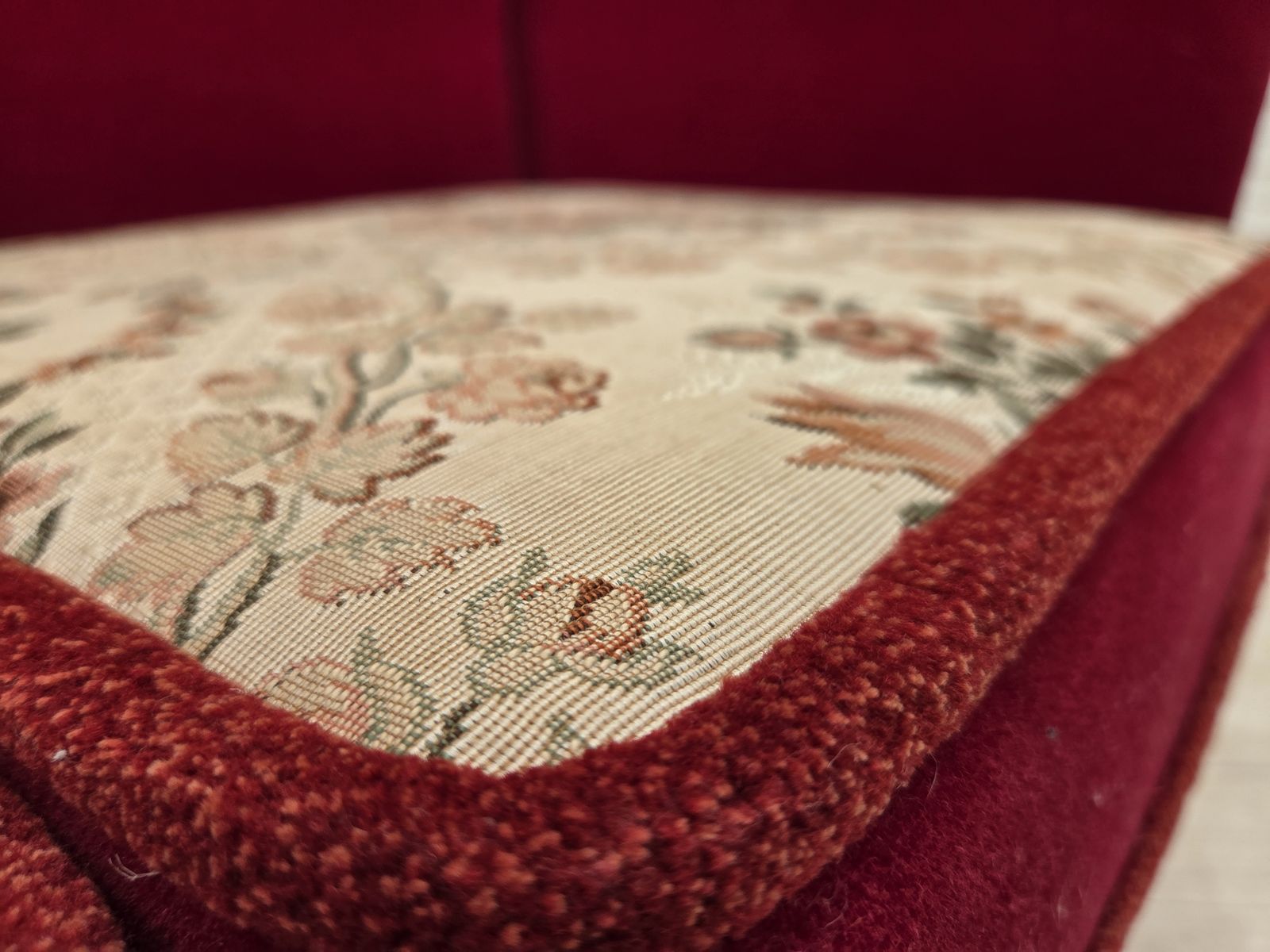 Meubels Deens 2-zits "Spanish" sofa met neervallende armleuningen, jaren 1970, rode meubelvelours. photo