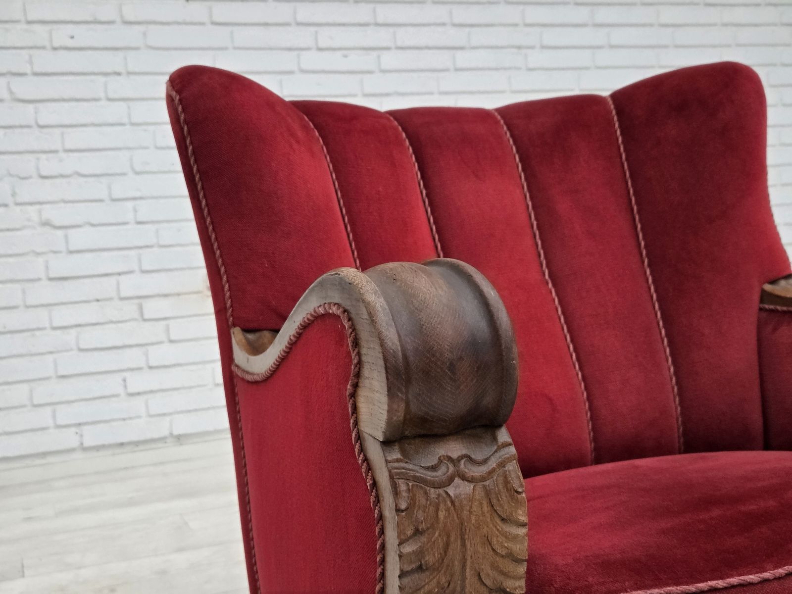 Ca. jaren 1950, Deense relax fauteuil, meubelvelours, gesneden eikenhout. photo Meubels