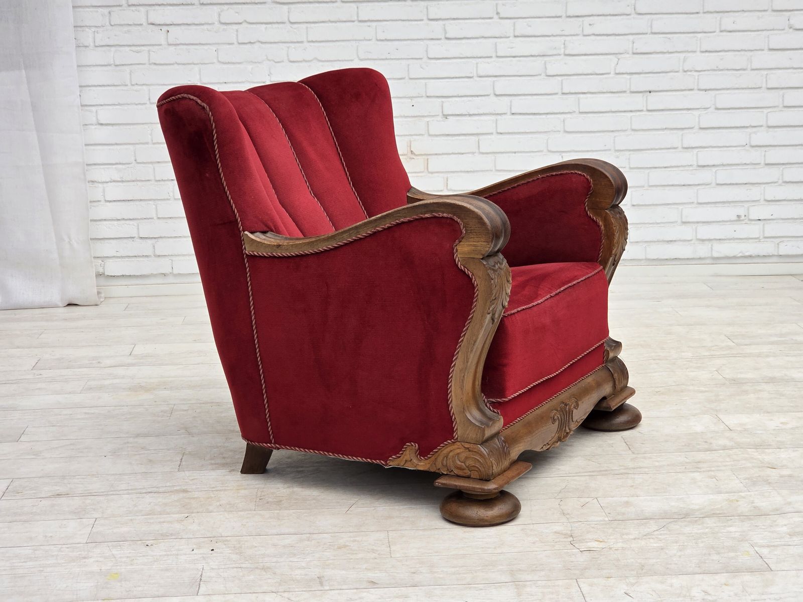 Ca. jaren 1950, Deense relax fauteuil, meubelvelours, gesneden eikenhout. photo buy