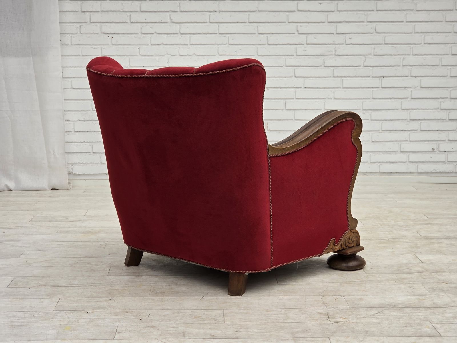 1270.0 Ca. jaren 1950, Deense relax fauteuil, meubelvelours, gesneden eikenhout. photo