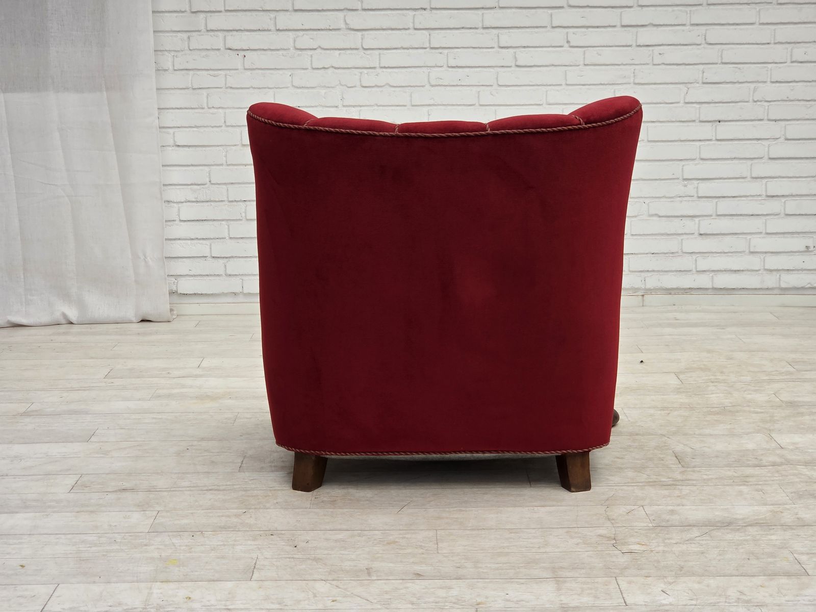 photo buy Ca. jaren 1950, Deense relax fauteuil, meubelvelours, gesneden eikenhout.