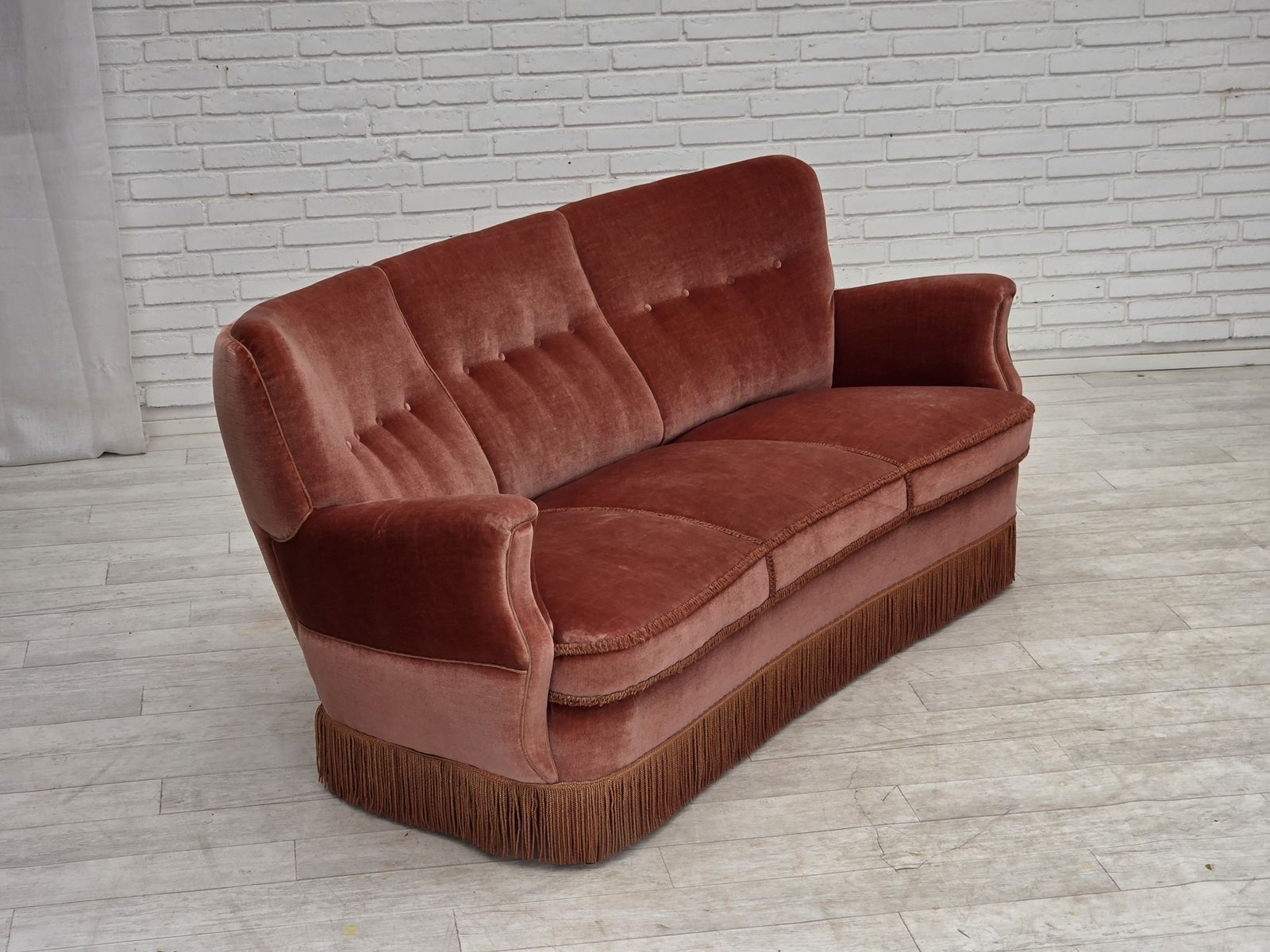 Jaren 1970, 3-zits Deense gebogen bank, roze meubelvelours. photo vinterior