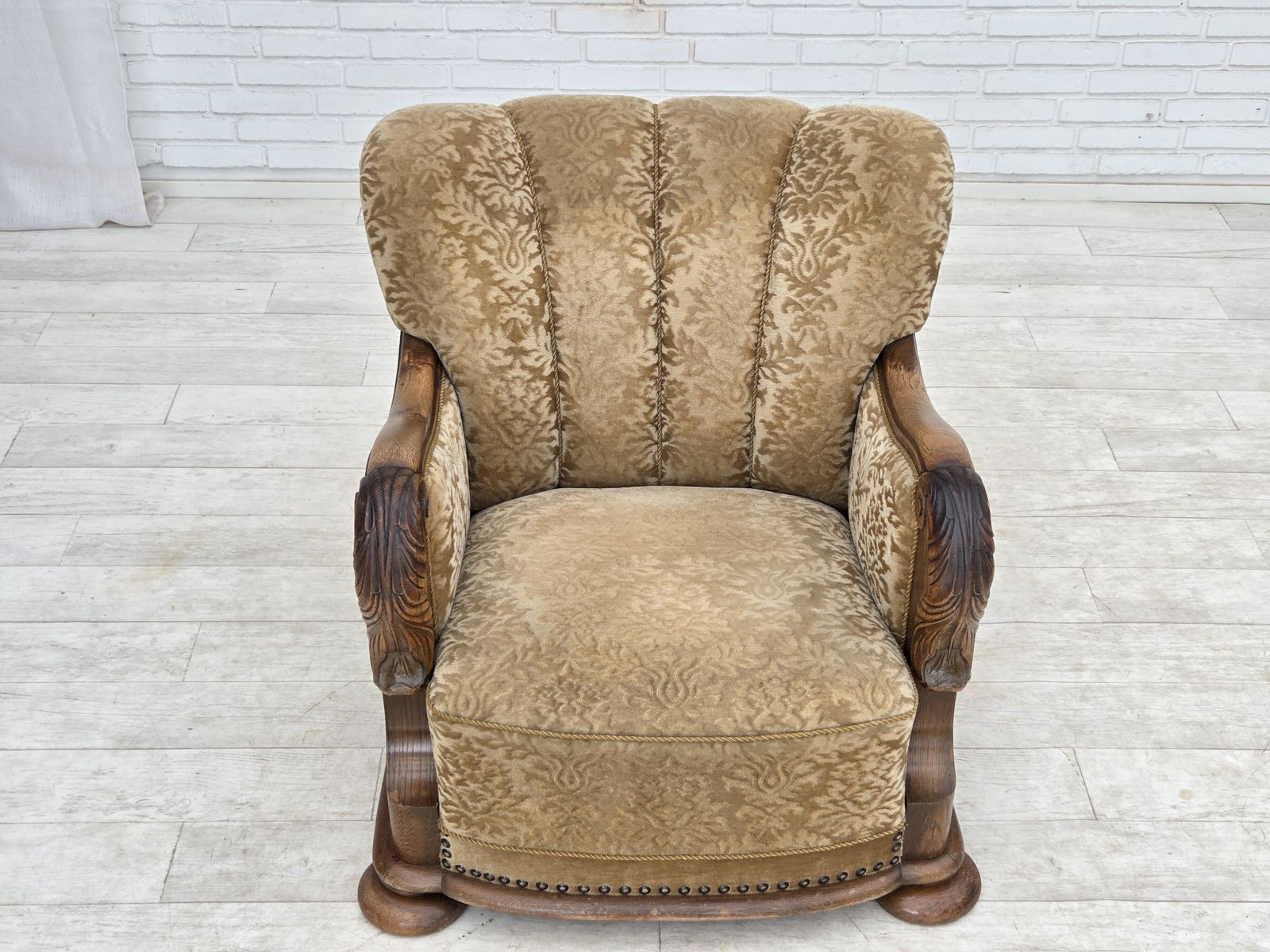 Meubels Ca. jaren 1950, Deense relax fauteuil, meubelvelours, gesneden eikenhout. photo