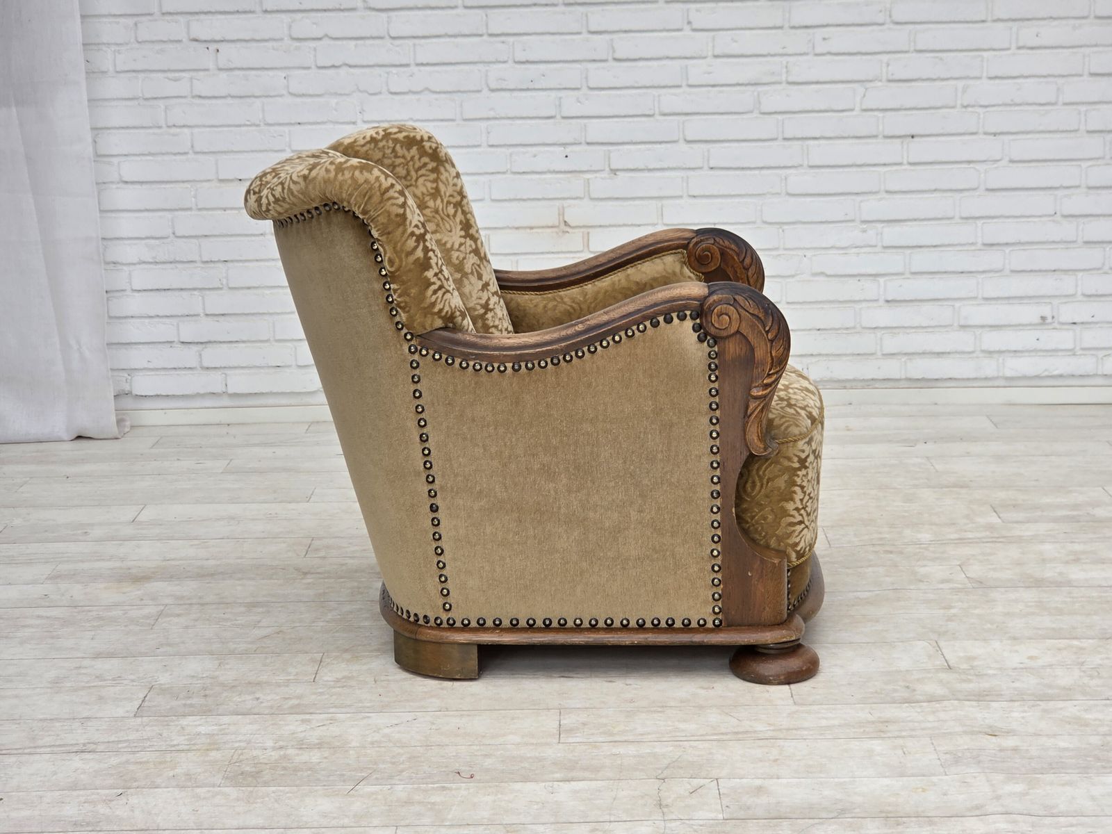1190.0 Ca. jaren 1950, Deense relax fauteuil, meubelvelours, gesneden eikenhout. photo