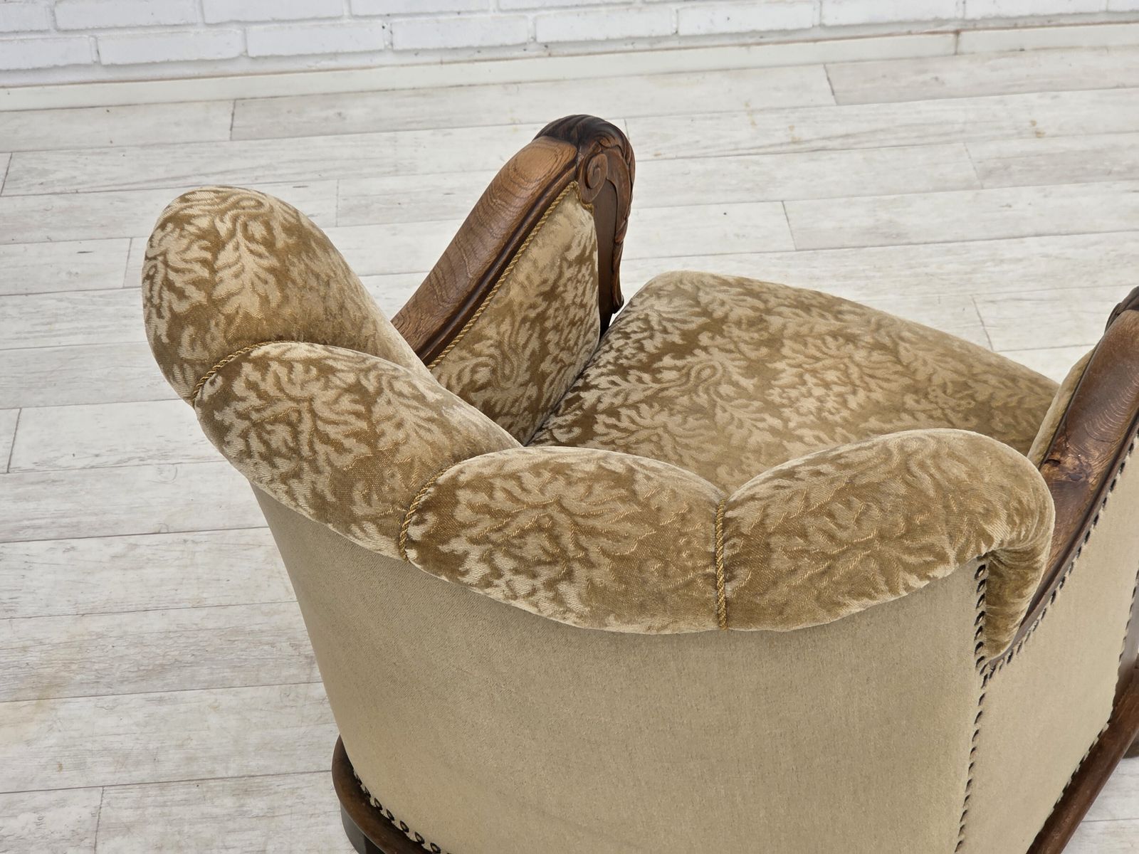 photo vintage Ca. jaren 1950, Deense relax fauteuil, meubelvelours, gesneden eikenhout.