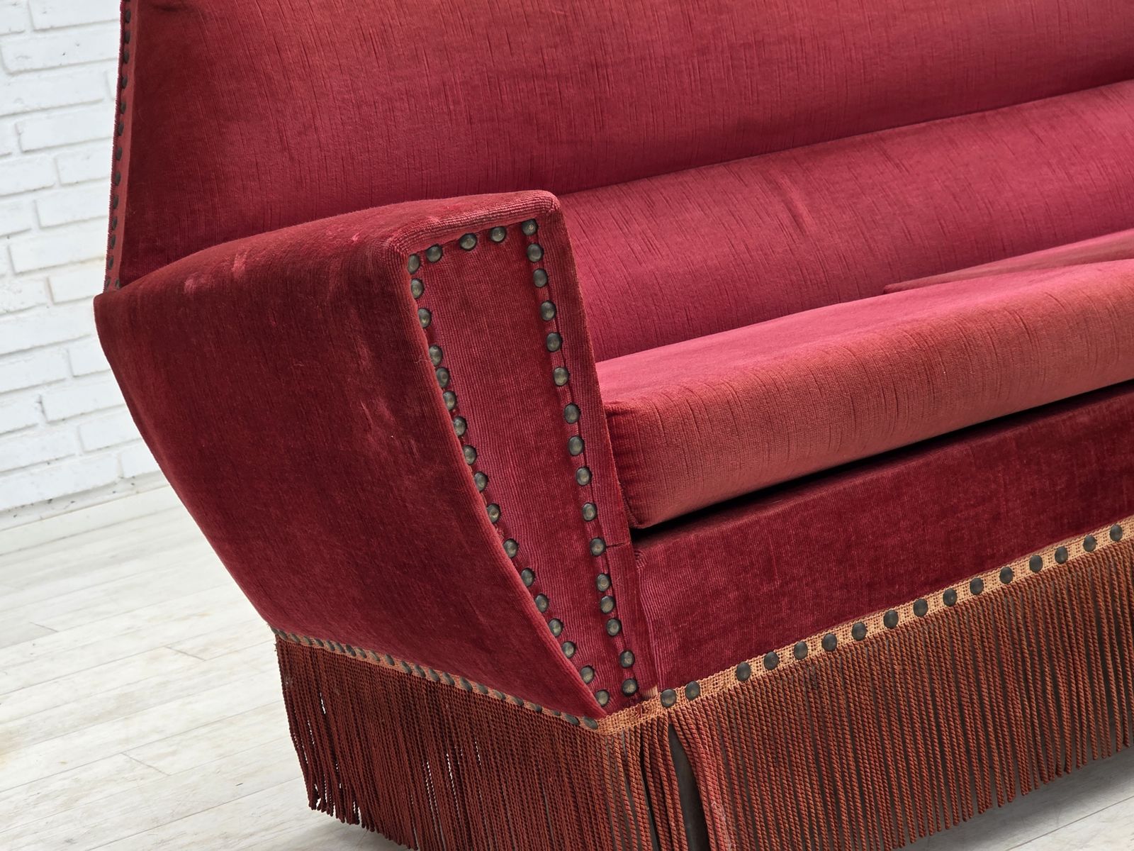 Deens 2-zitsbank, jaren 1970, rood meubelvelours. photo Meubels