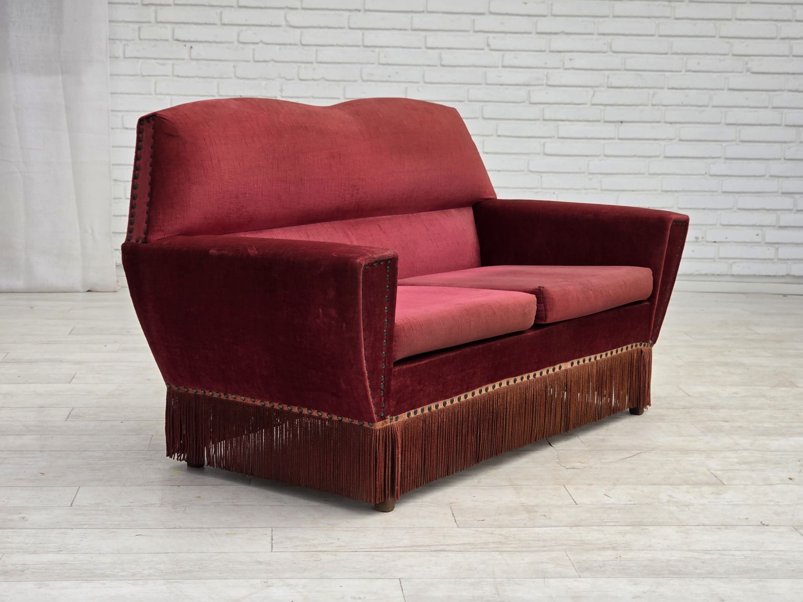 Deens 2-zitsbank, jaren 1970, rood meubelvelours. photo vinterior