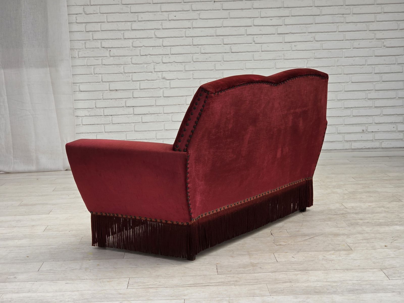photo vintage Deens 2-zitsbank, jaren 1970, rood meubelvelours.