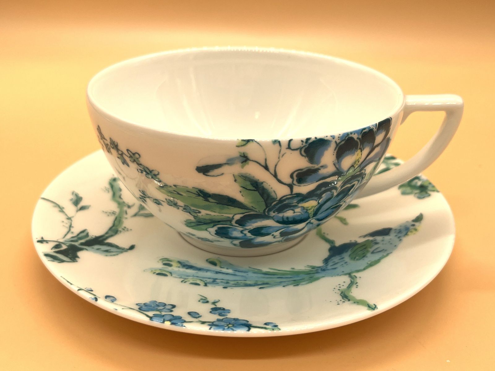 photo furniture Wedgwood China Chinoiserie White Jasper Conran Design Grote Ontbijt Theekop en Schotel Duo.