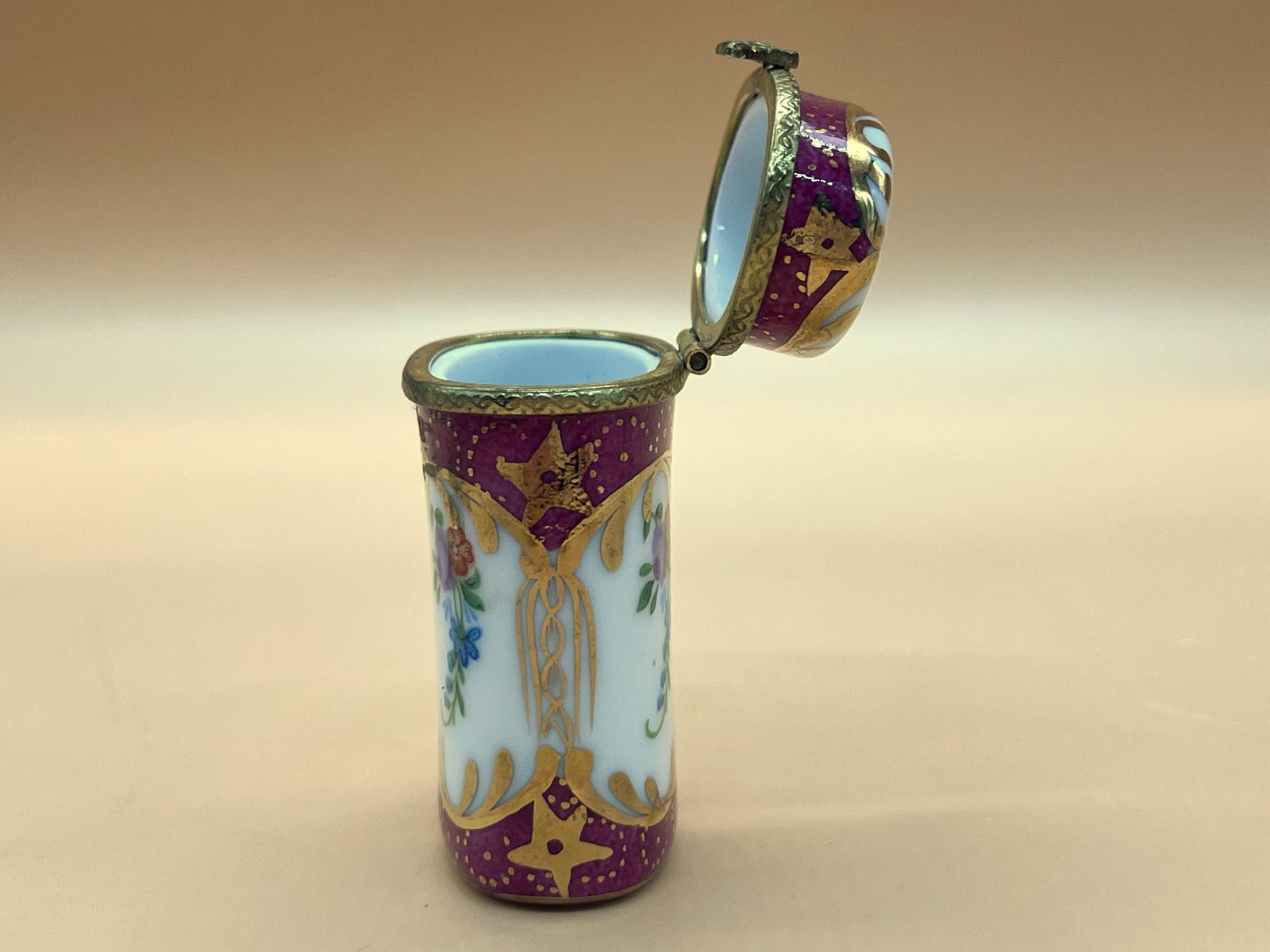 Limoges Porcelain France Hand Painted Clasp Fastening Trinket  / Jewelry Box. photo vinterior