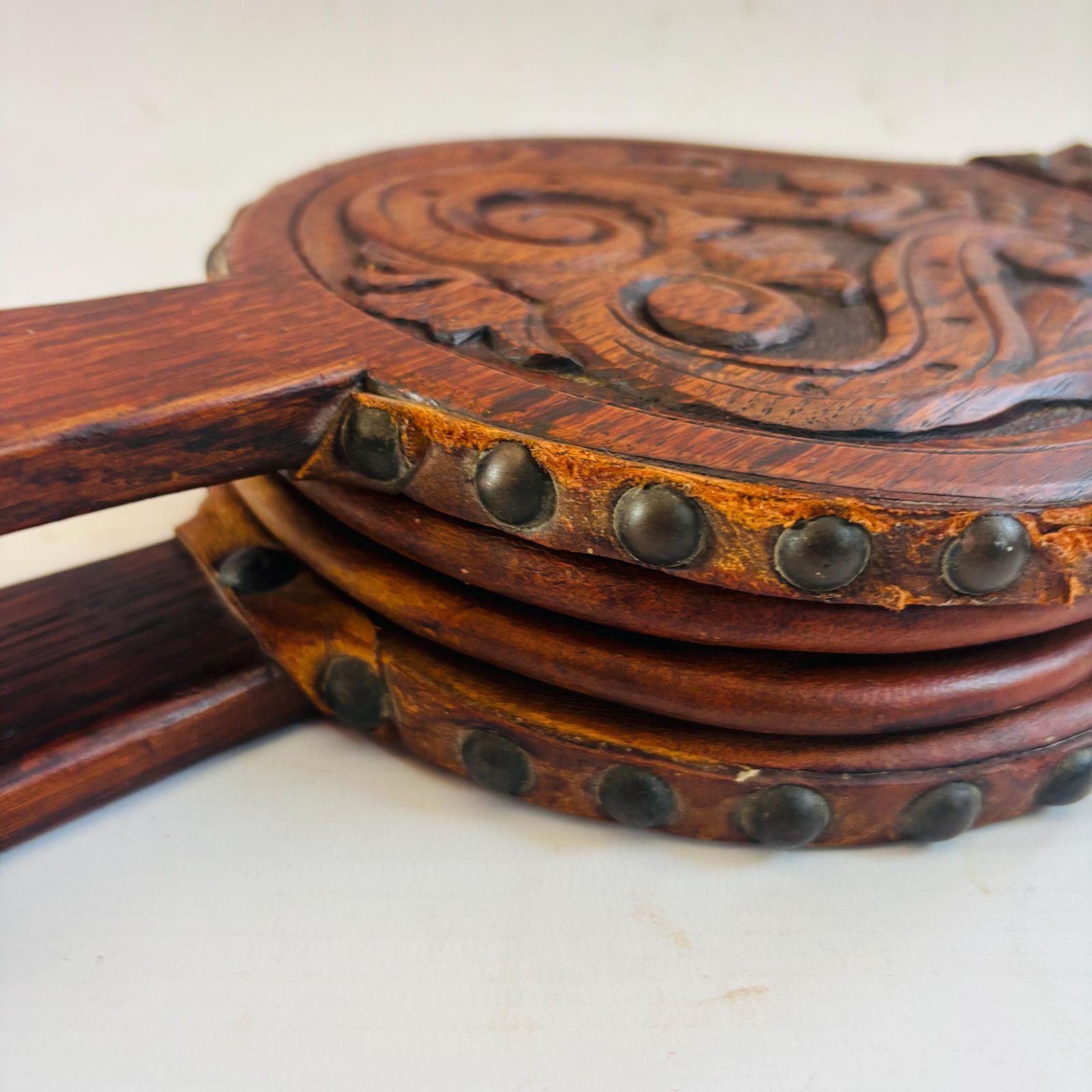1890 Collectors Arts & Crafts Gesneden Eiken Leren Haardenblaasbalg in de Stijl van Arthur Simpson Of Kendal photo vinterior
