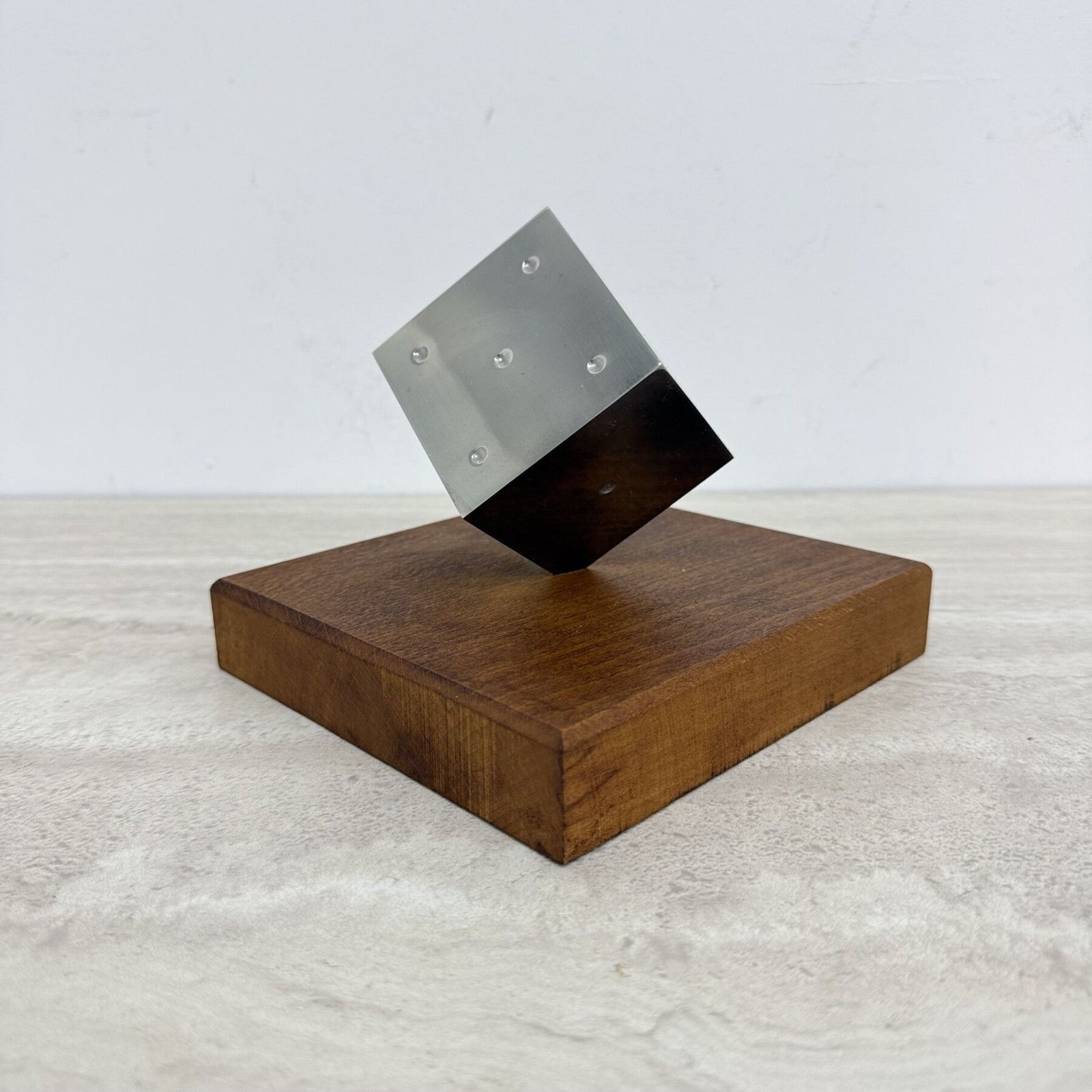 Mid-Century metalen dobbelsteensculptuur met houten voet, jaren 1970 photo for sale