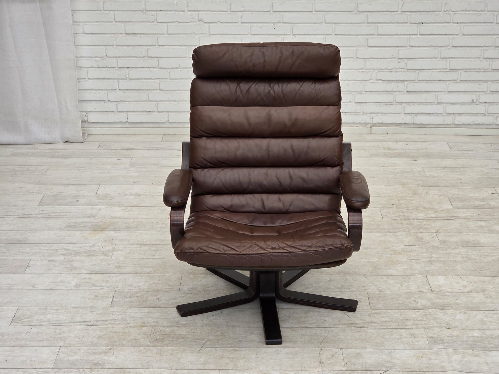 Deense draaifauteuil van Georg Thams, ca. jaren 1970, bruin meubeleer. photo buy