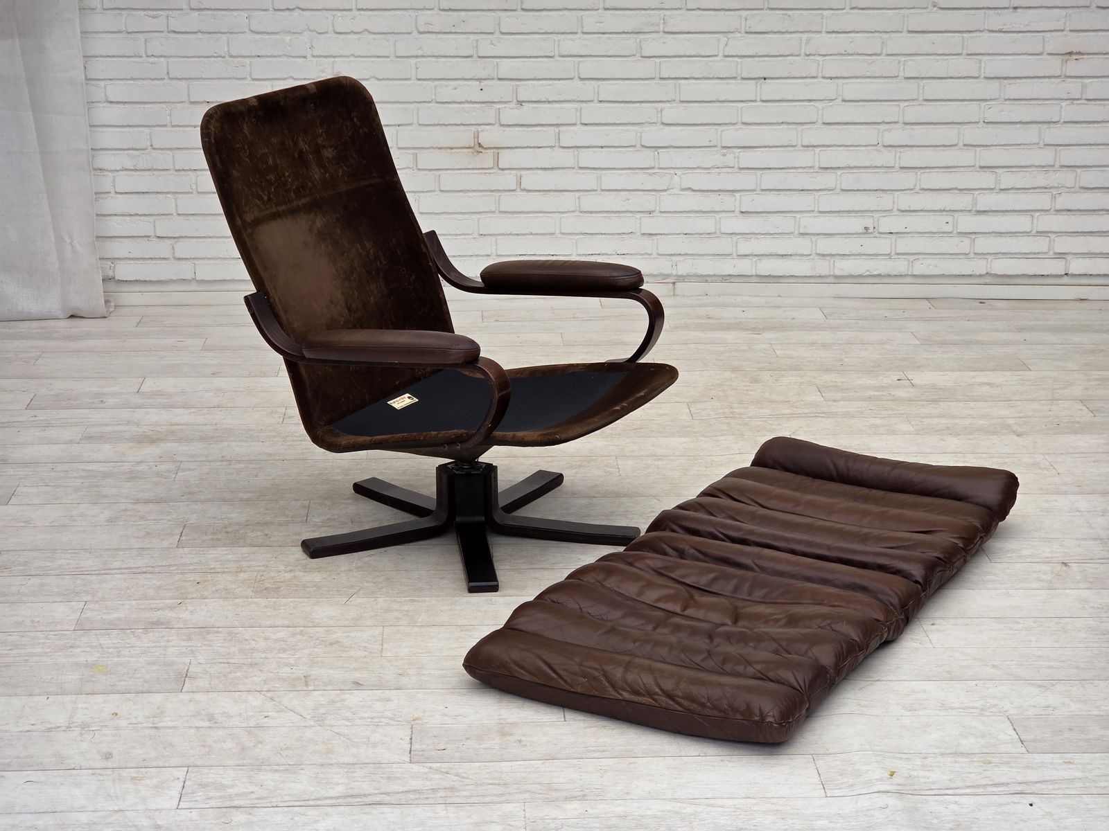 photo furniture Deense draaifauteuil van Georg Thams, ca. jaren 1970, bruin meubeleer.