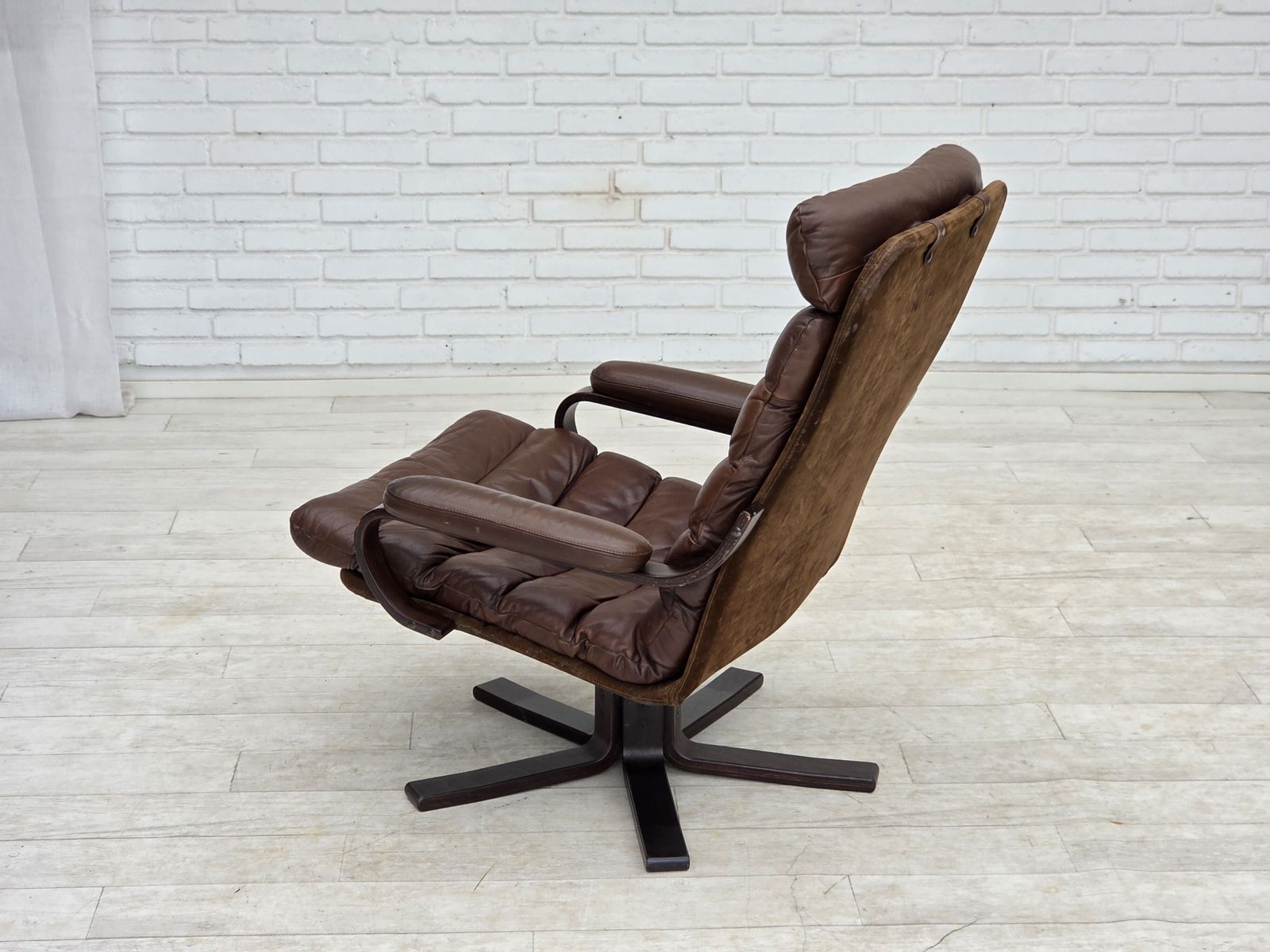 photo vintage Deense draaifauteuil van Georg Thams, ca. jaren 1970, bruin meubeleer.