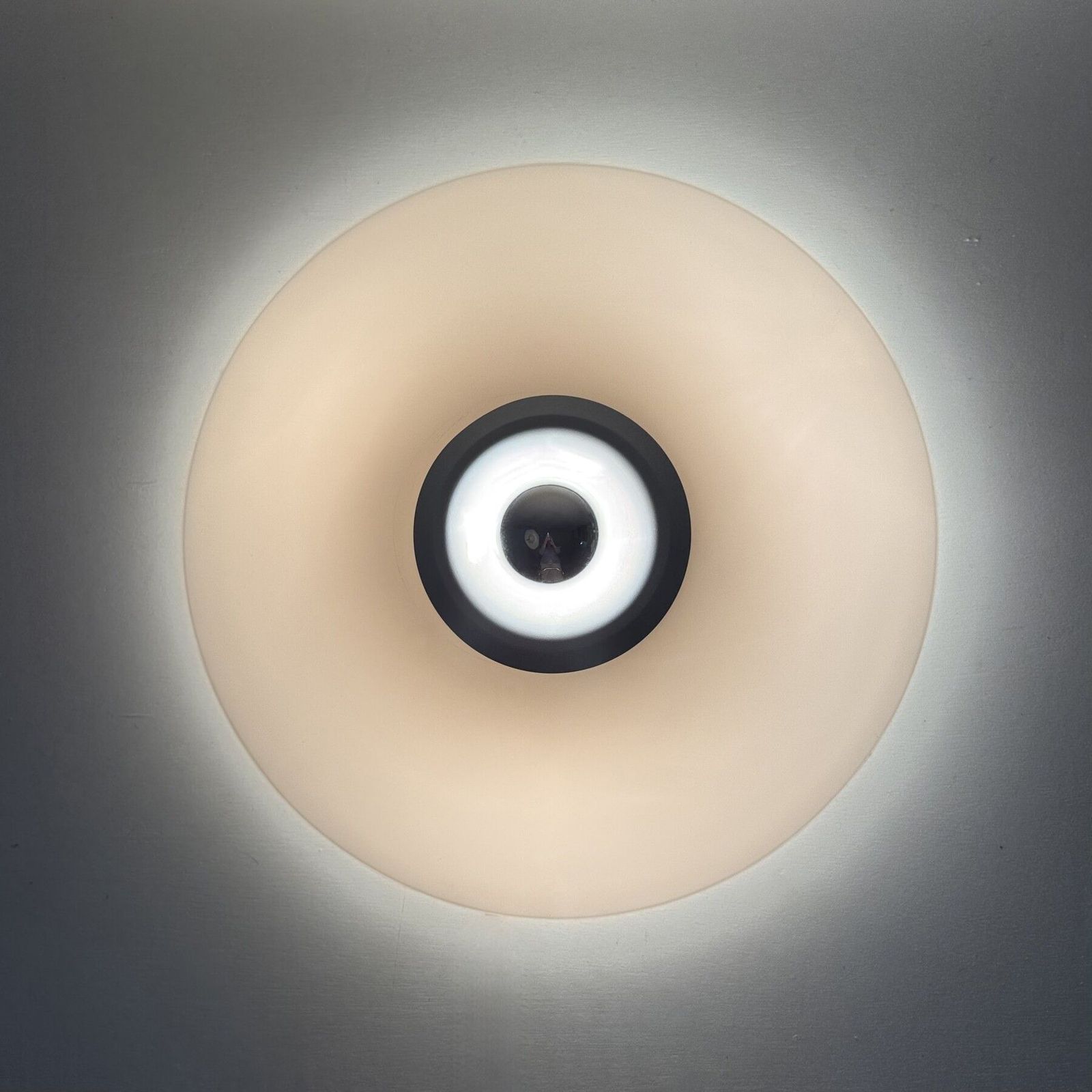 Postmodern Italiaanse wandlamp van roze glas, jaren 1980 photo furniture