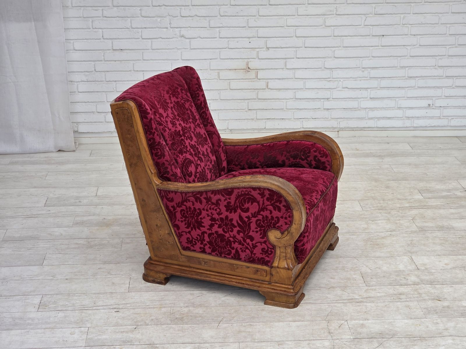 Jaren 1950, Deense relaxfauteuil, rood meubelvelours, eikenhout. photo furniture