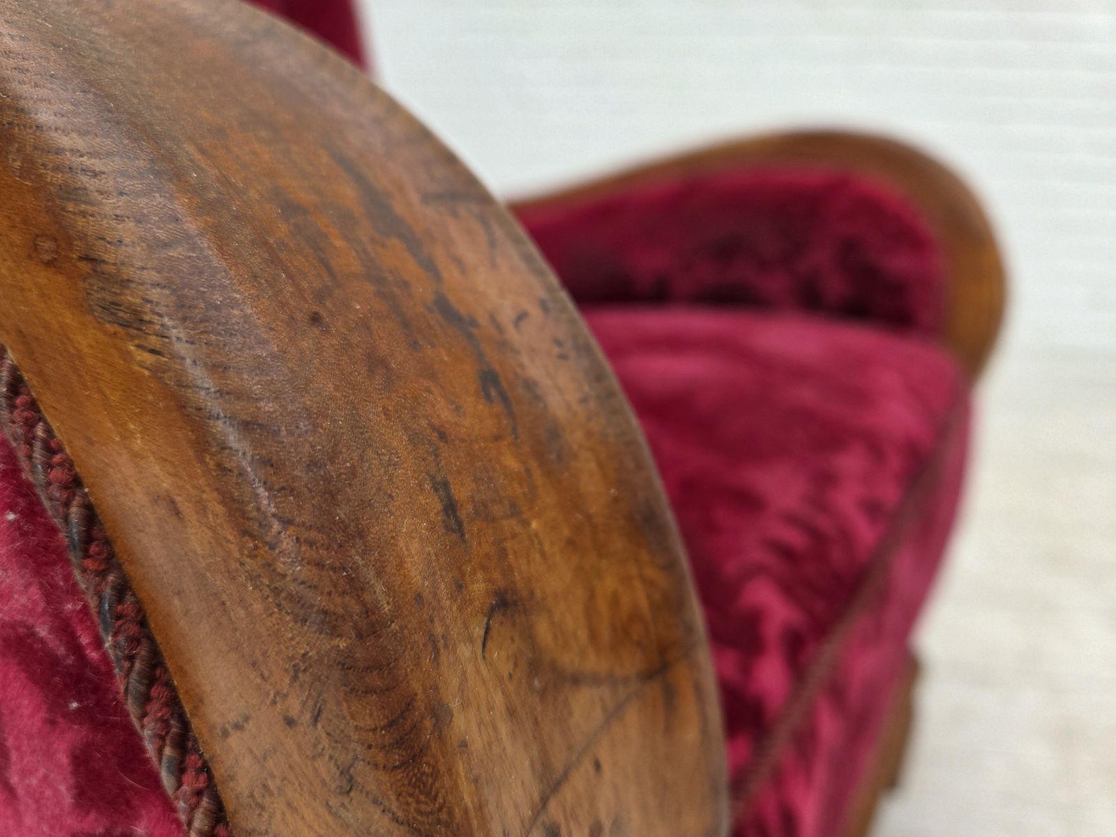 Jaren 1950, Deense relaxfauteuil, rood meubelvelours, eikenhout. photo buy