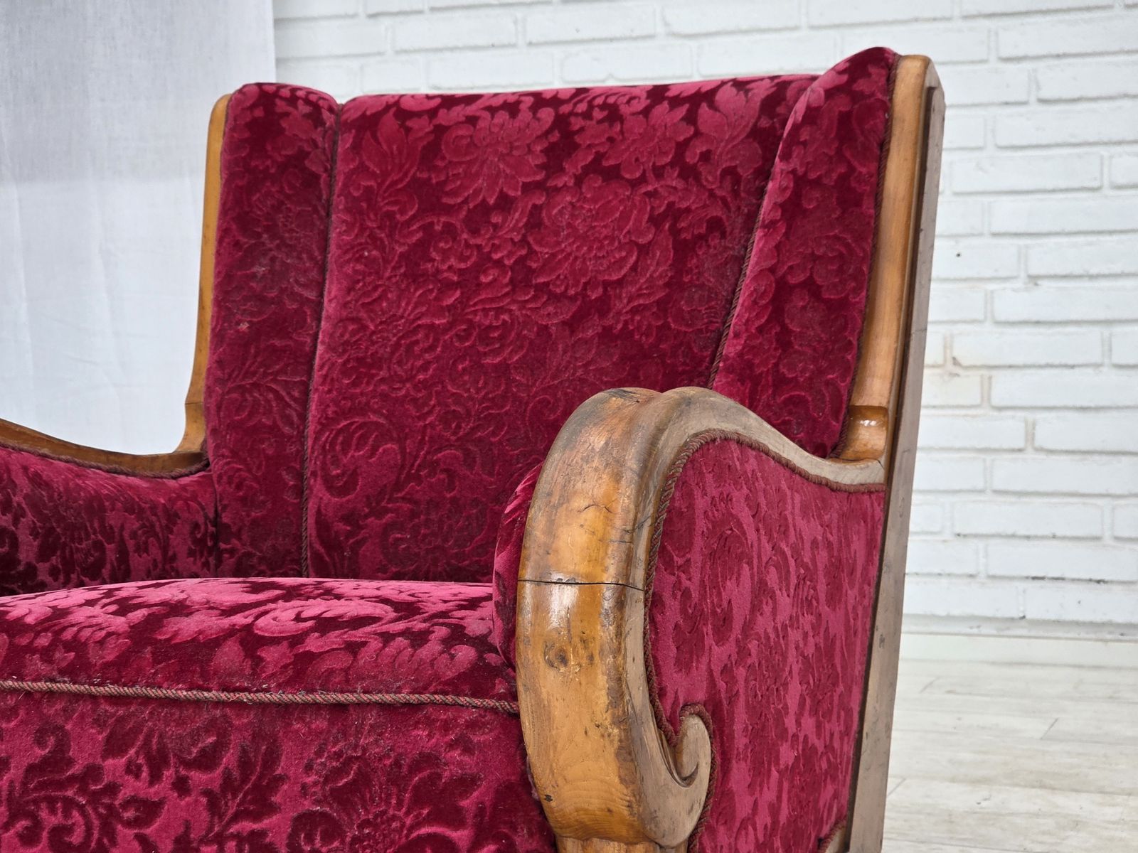 photo furniture Jaren 1950, Deense relaxfauteuil, rood meubelvelours, eikenhout.