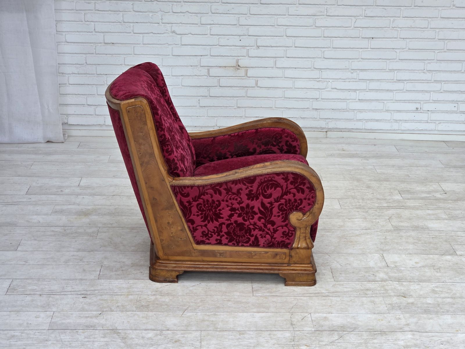 Meubels Jaren 1950, Deense relaxfauteuil, rood meubelvelours, eikenhout. photo