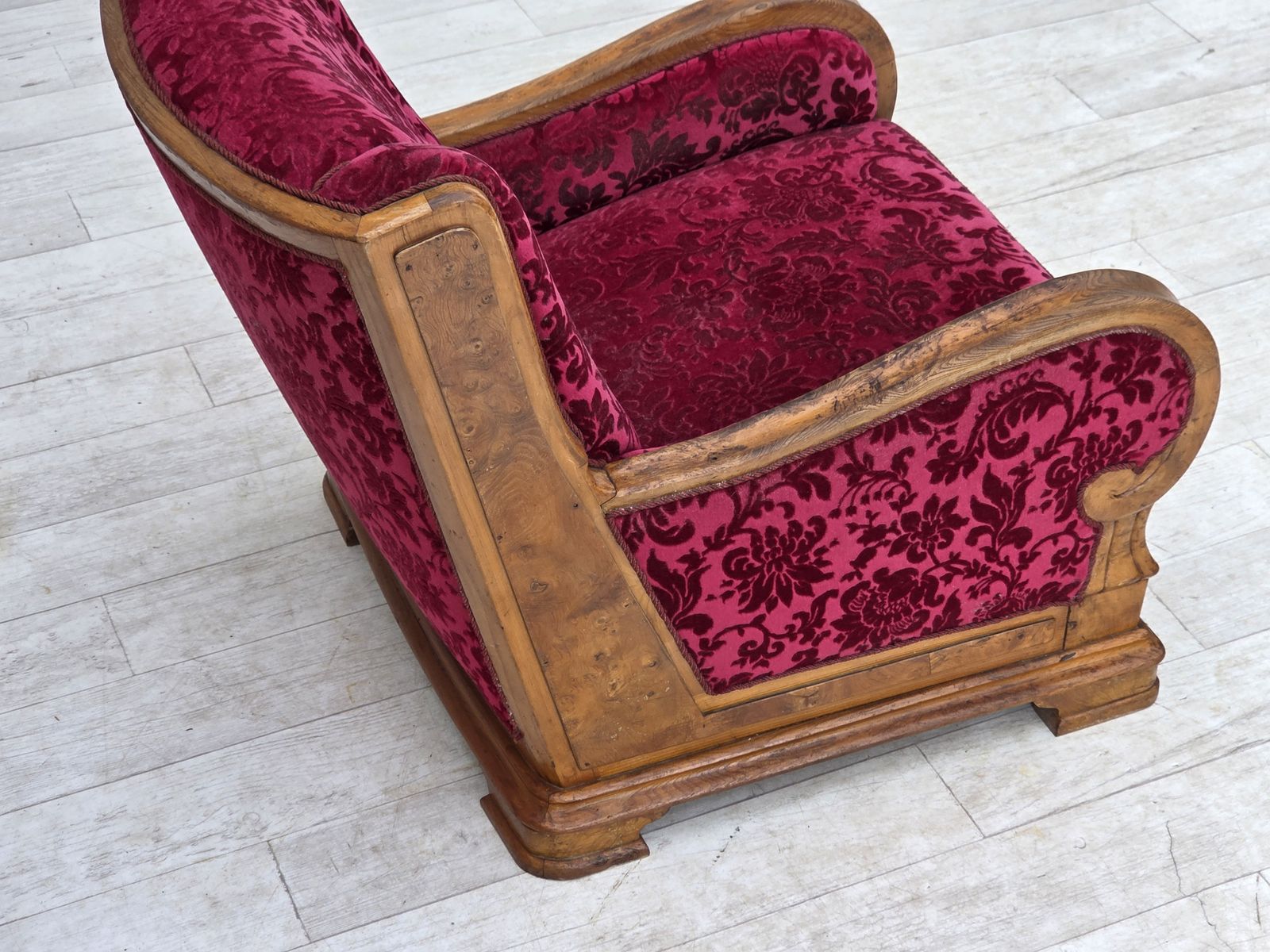 1190.0 Jaren 1950, Deense relaxfauteuil, rood meubelvelours, eikenhout. photo