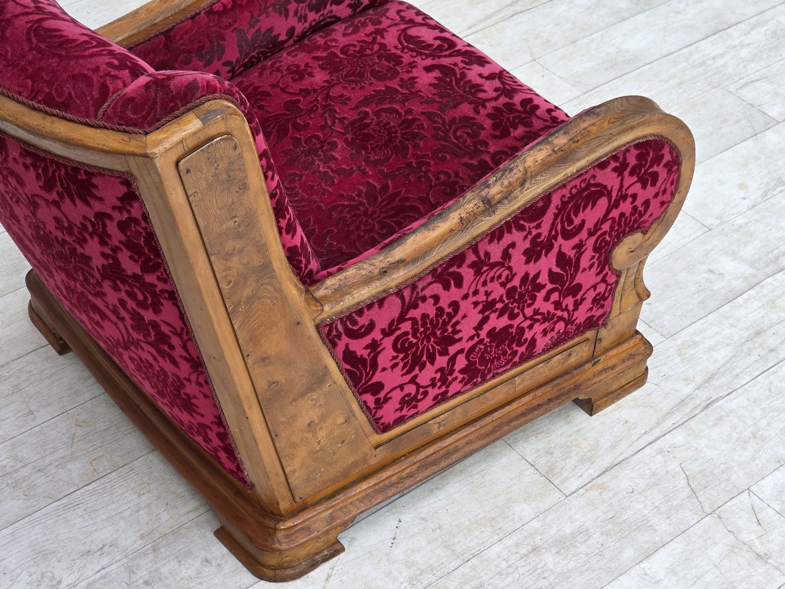 photo vintage 1950s, Danish Relax Armchair, Red Furniture Velour, Oak Wood.