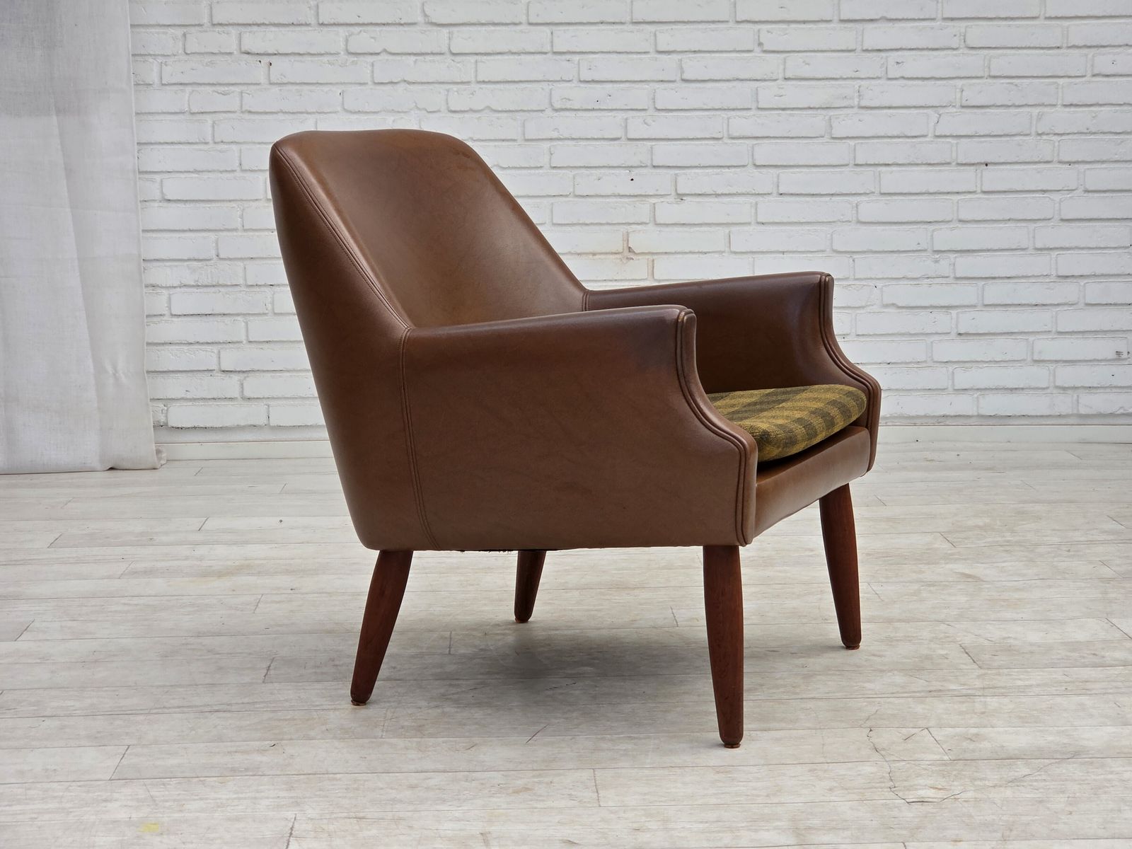 Deense fauteuil, jaren 1970. Kunstleer, teakhouten poten. photo furniture