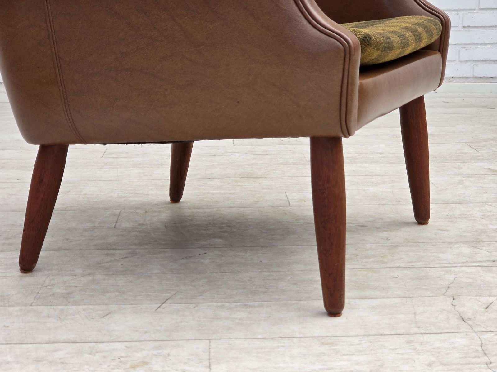 Deense fauteuil, jaren 1970. Kunstleer, teakhouten poten. photo Meubels