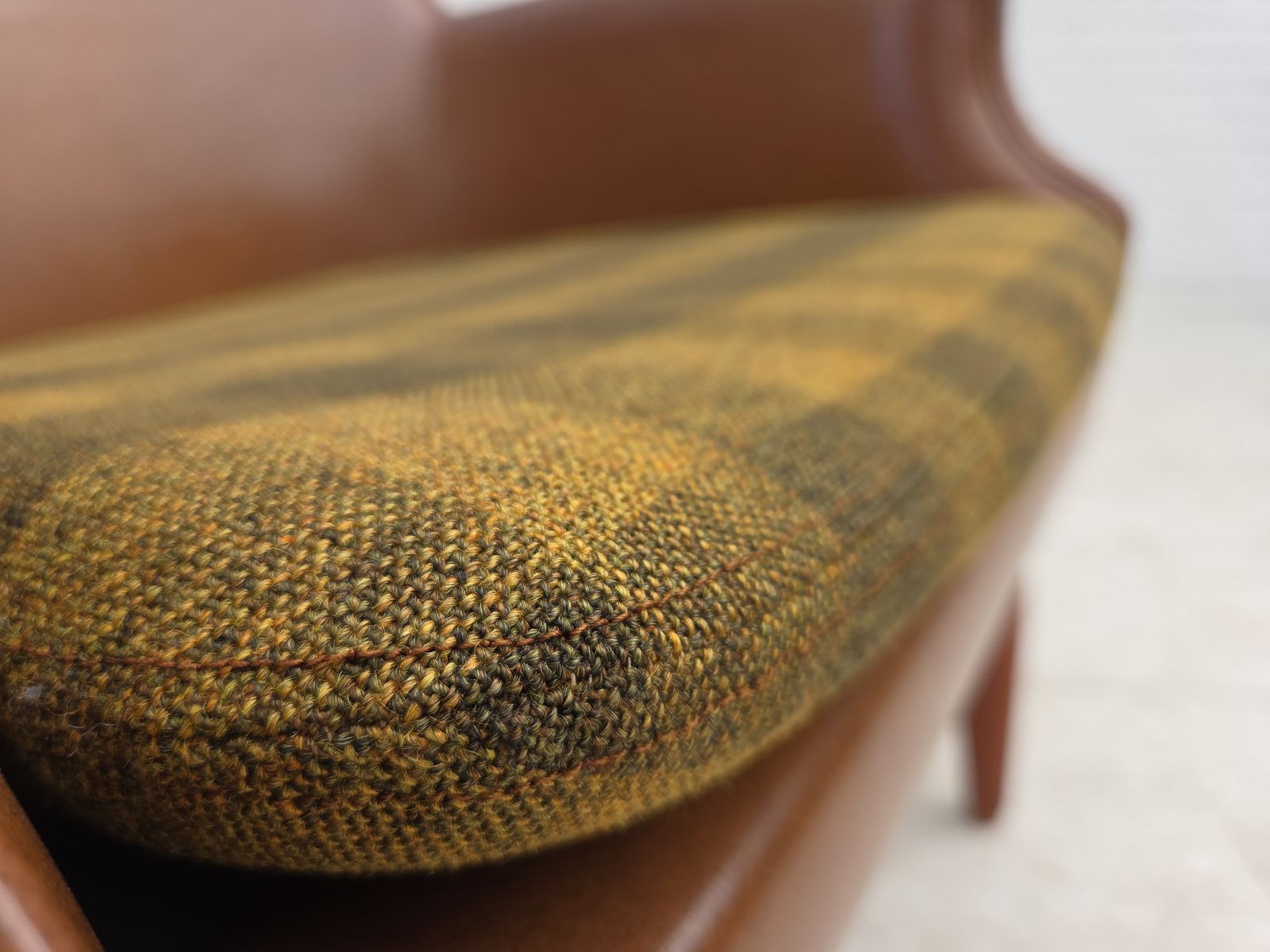 Deense fauteuil, jaren 1970. Kunstleer, teakhouten poten. photo 750.0