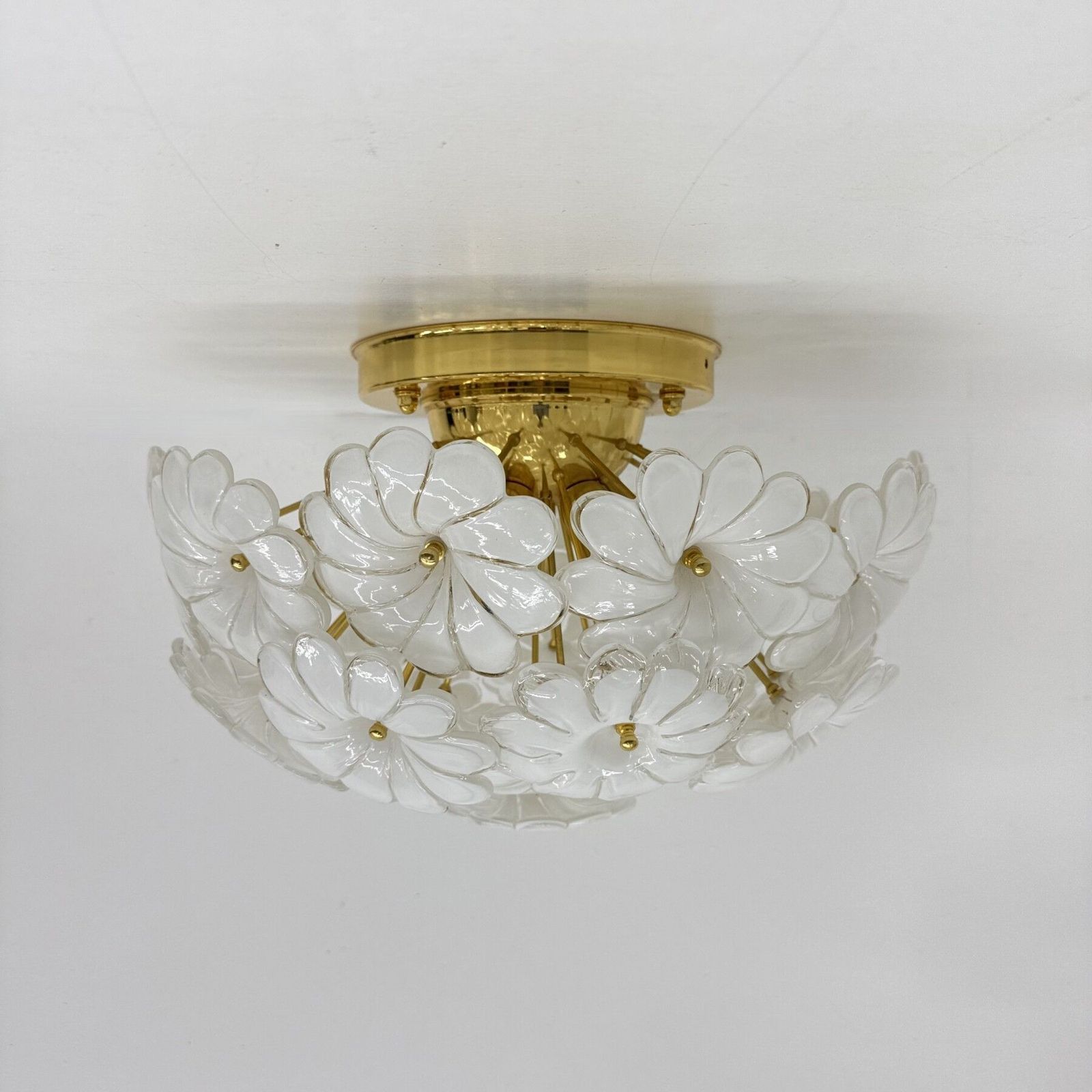 Murano White Glass Floral Italian Ceiling Lamp Flush Mount, jaren 1970 photo buy