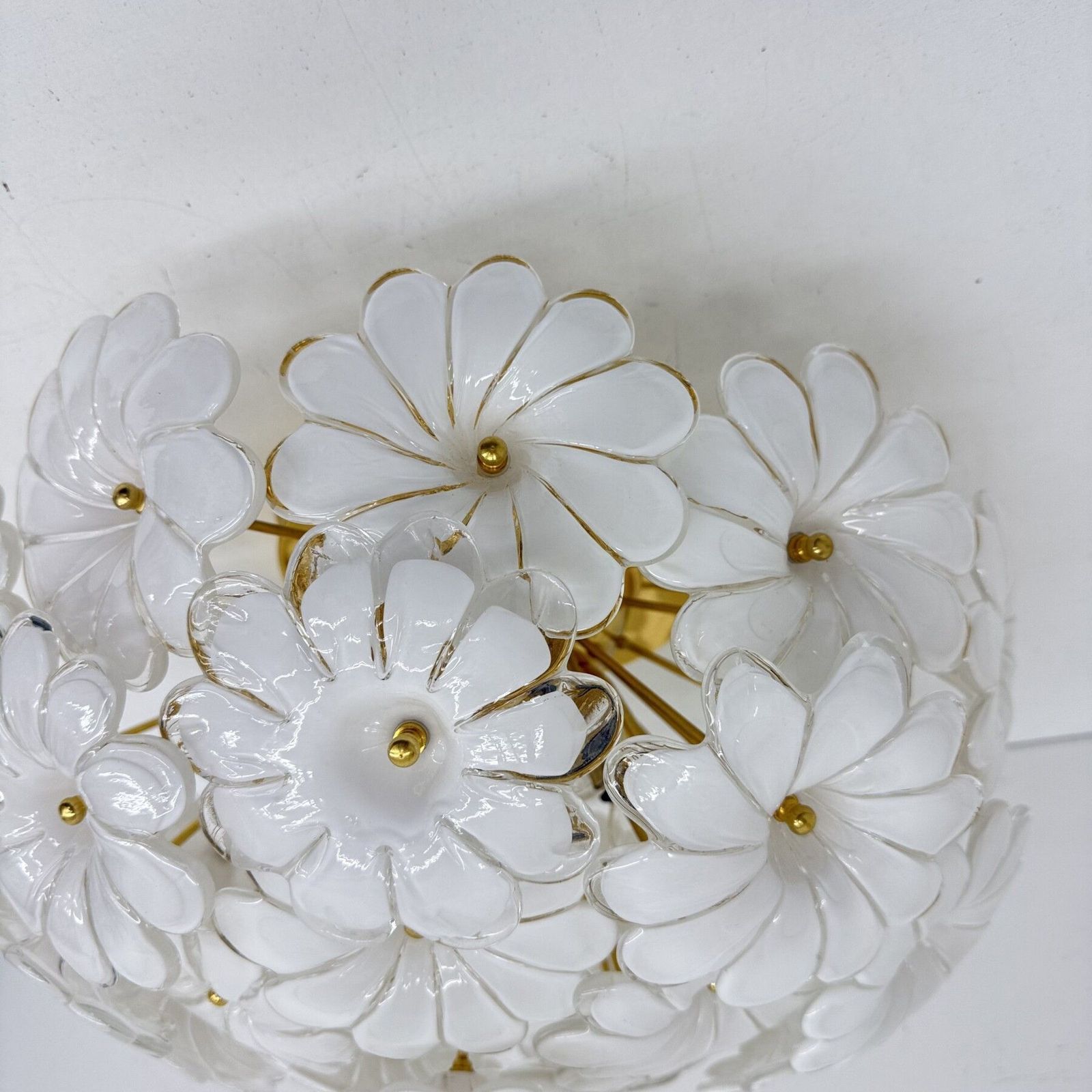 photo vinterior Plafonnier italien floral en verre de Murano blanc, années 1970