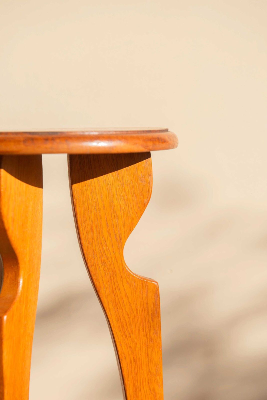 Vintage Art Deco plantentafel   Ronde houten étagère   Twee niveaus   Gebogen houten presentatietafel photo Meubels