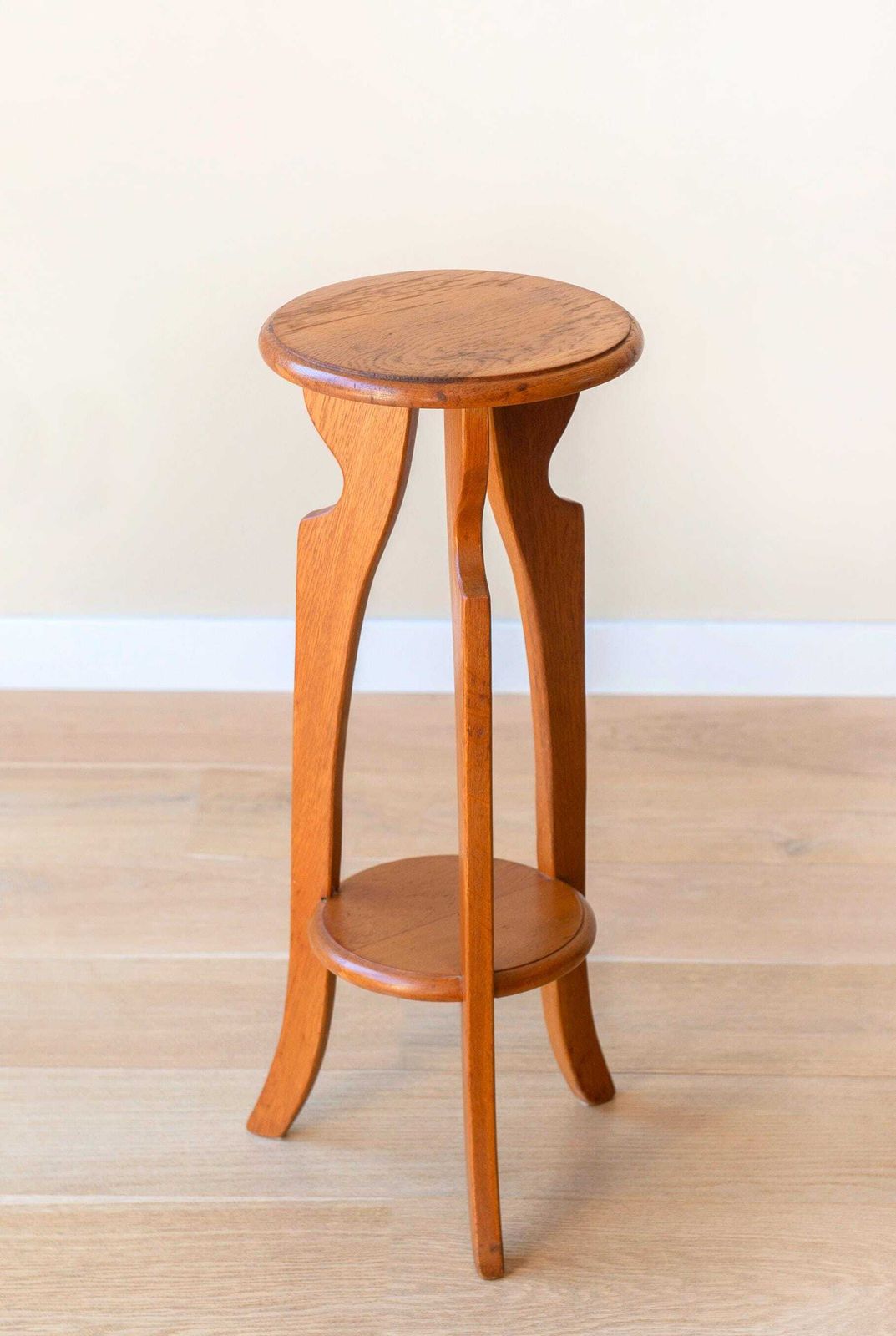 Meubels Vintage Art Deco plantentafel   Ronde houten étagère   Twee niveaus   Gebogen houten presentatietafel photo