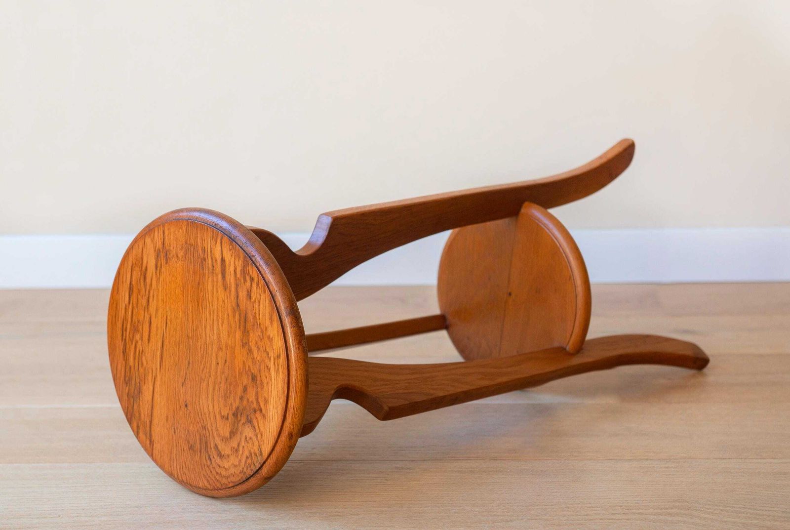 photo vintage Sellette vintage Art déco en bois   Étagère ronde à deux niveaux   Table d'appoint   Présentoir en bois courbé